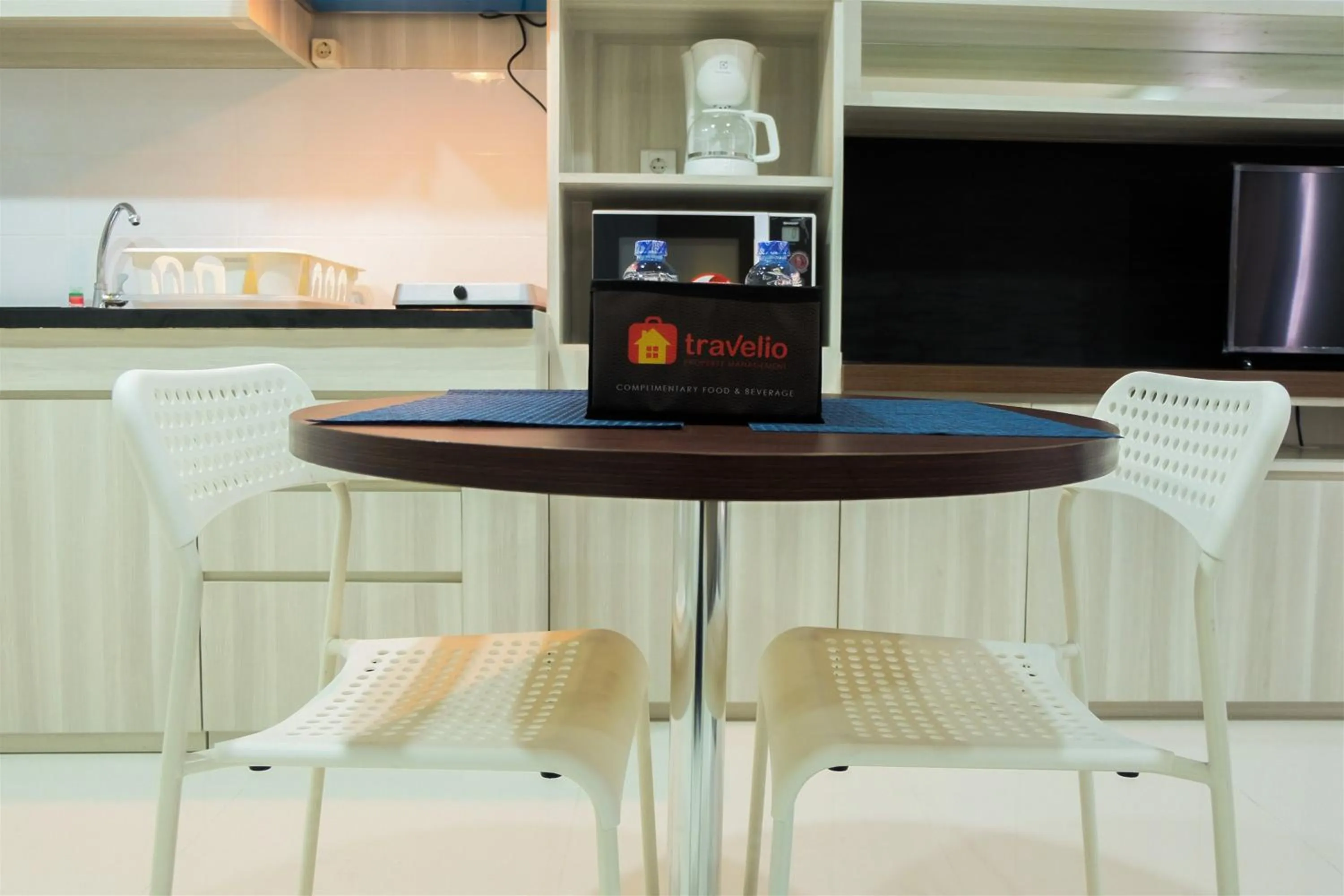 Dining area in Studio Room Azalea Suites Apartment By Travelio