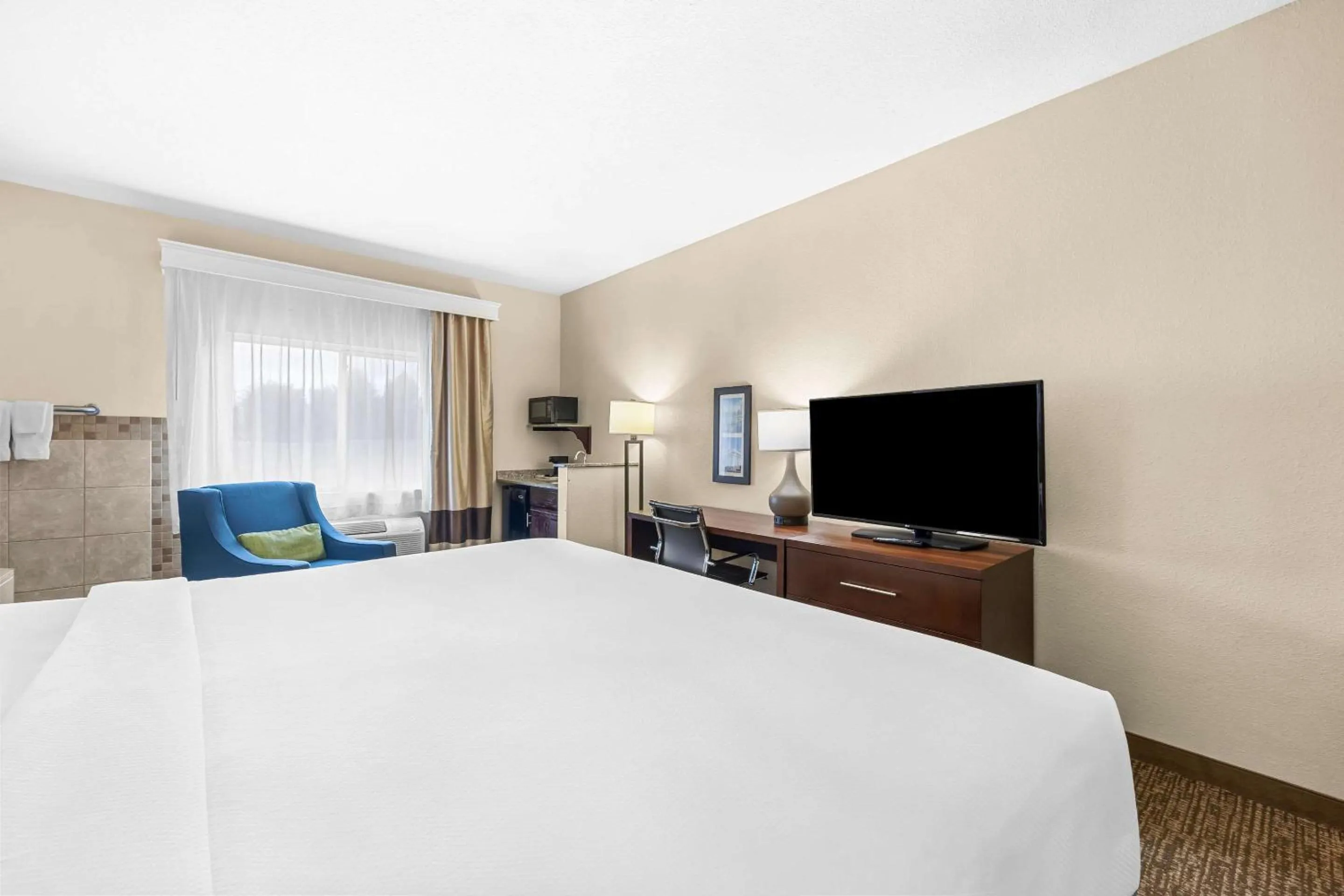 Bedroom, Bed in Comfort Inn & Suites Pueblo