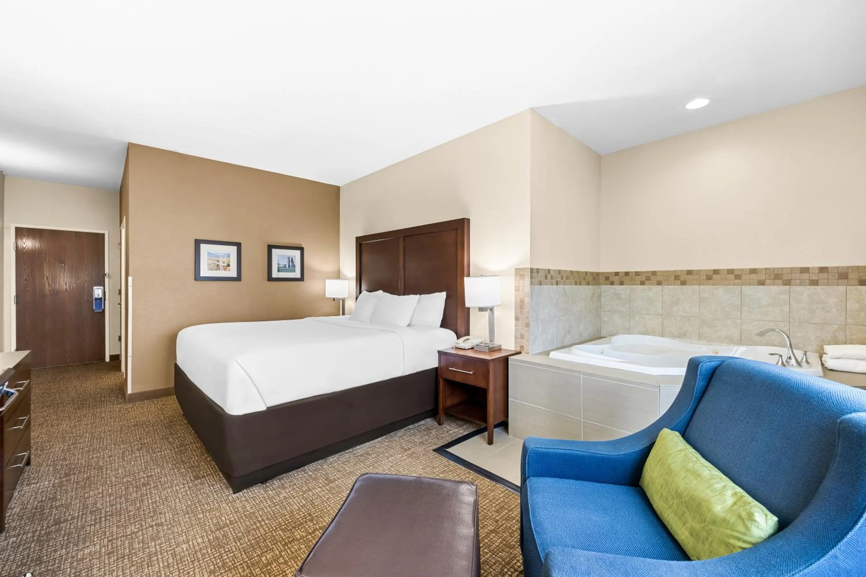 Living room, Bed in Comfort Inn & Suites Pueblo