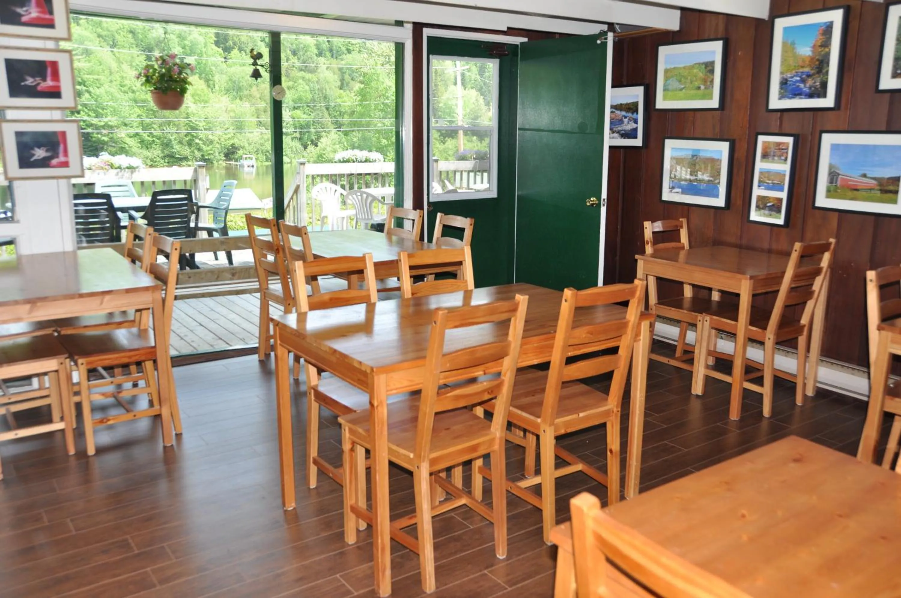 Restaurant/places to eat in Le Boisé du Lac