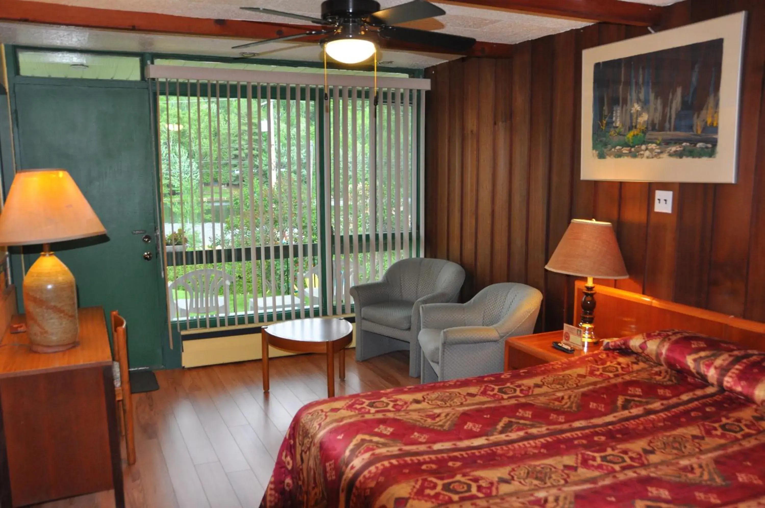 Regular Queen Bed Room with Lake View in Le Boisé du Lac Regular Queen Bed Room with Lake View in Le Boisé du Lac