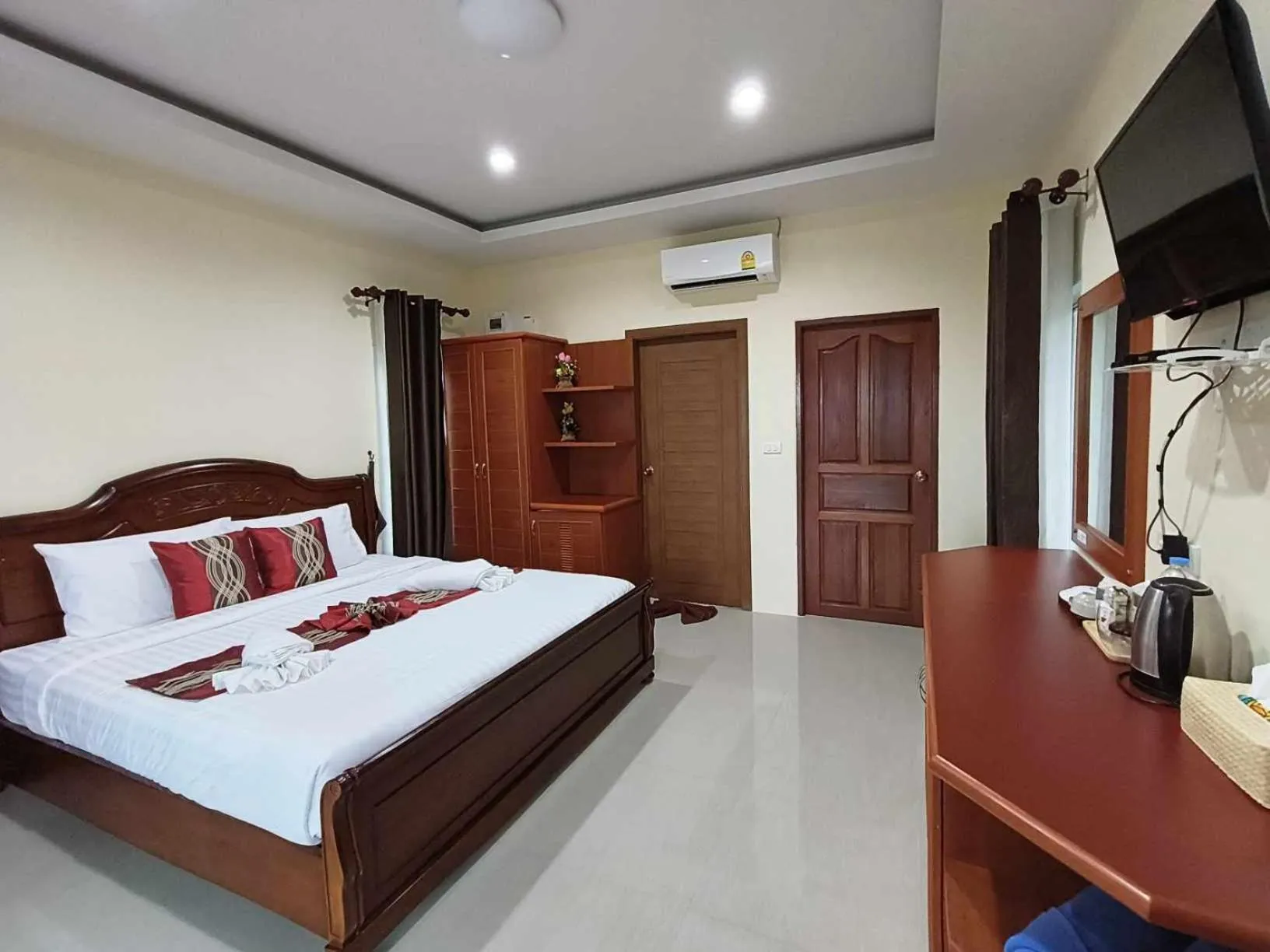 Bed in Sunrise Beach Kohyao Resort