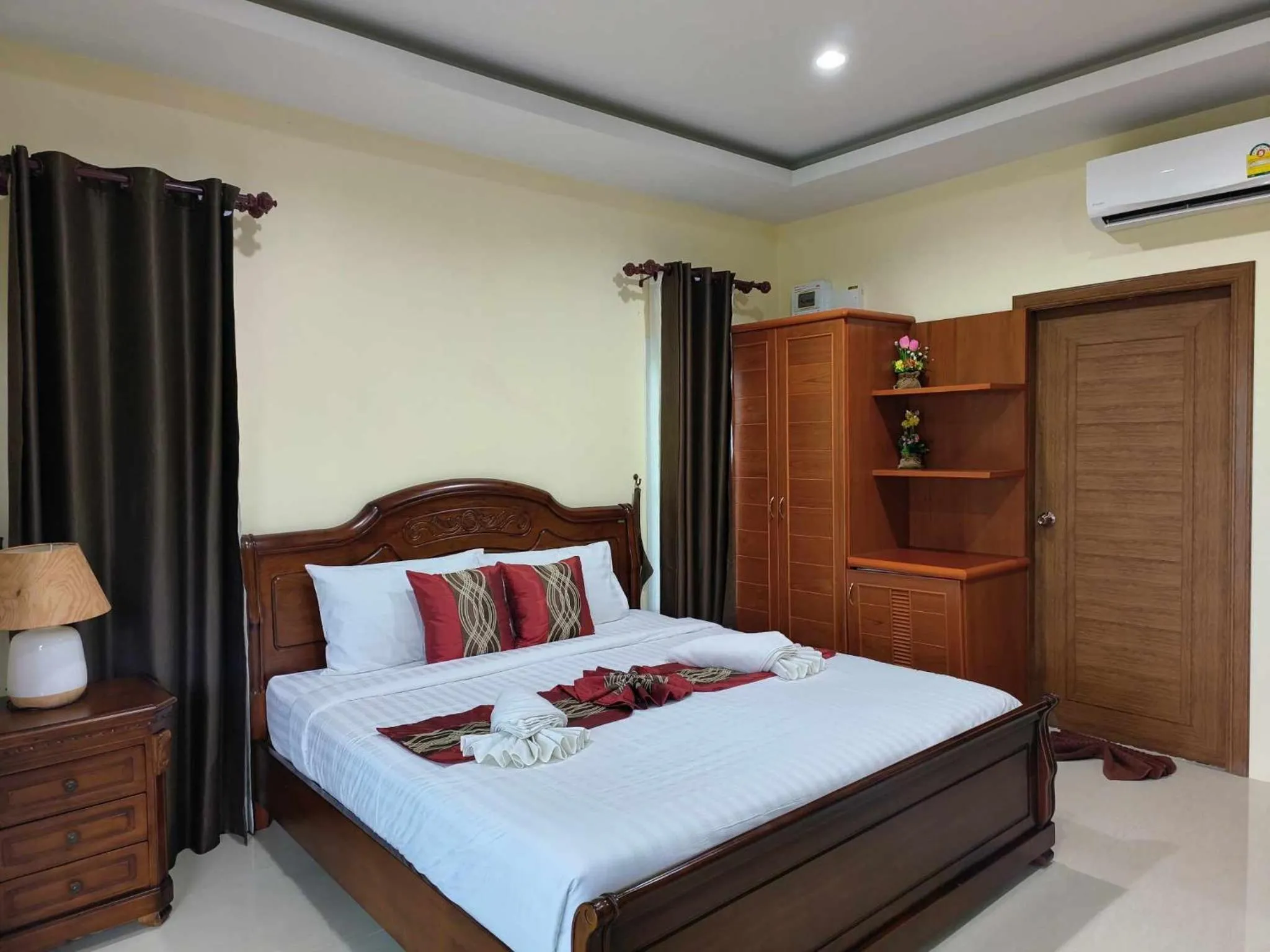 Bed in Sunrise Beach Kohyao Resort