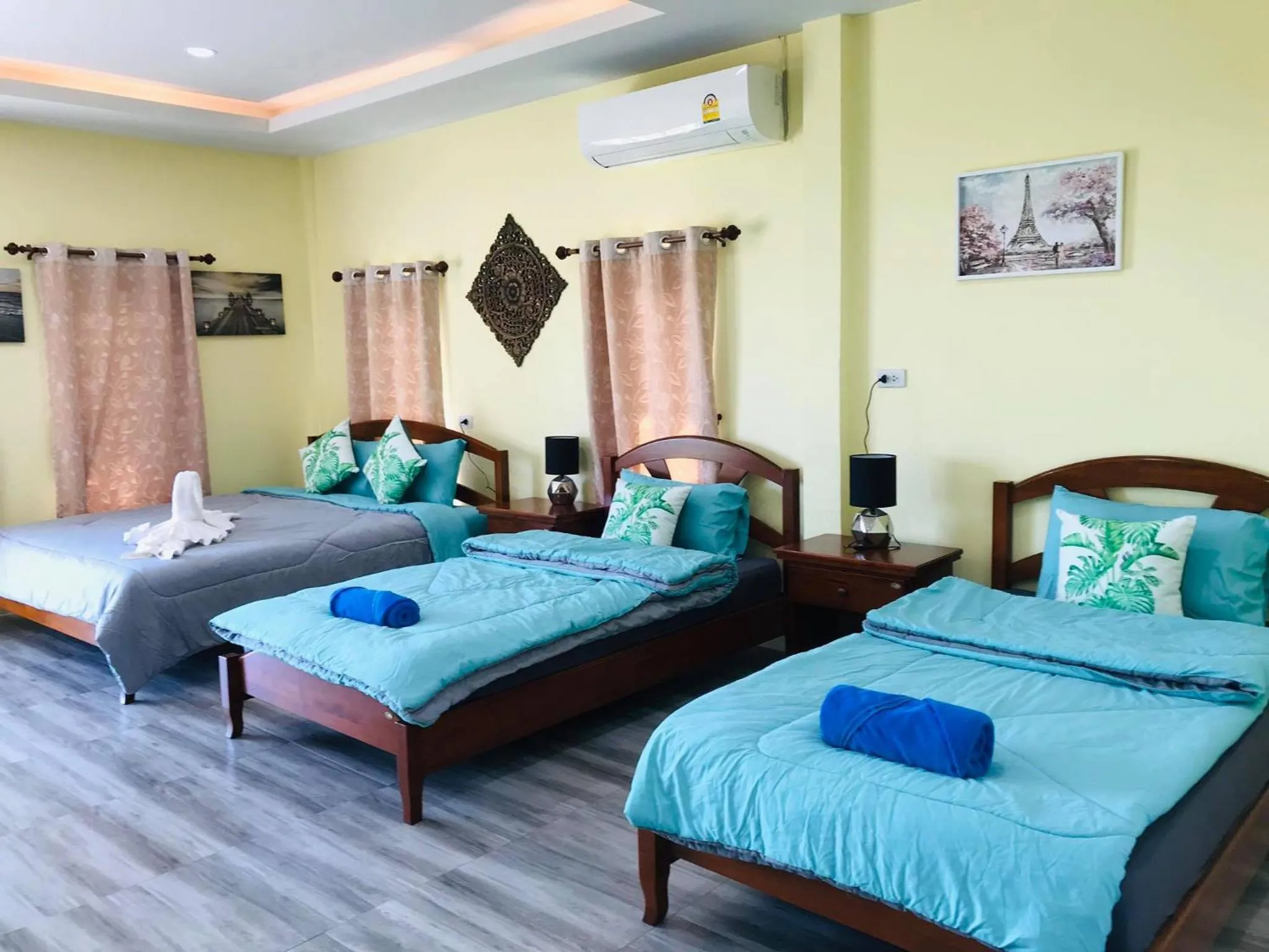 Photo of the whole room, Bed in Sunrise Beach Kohyao Resort