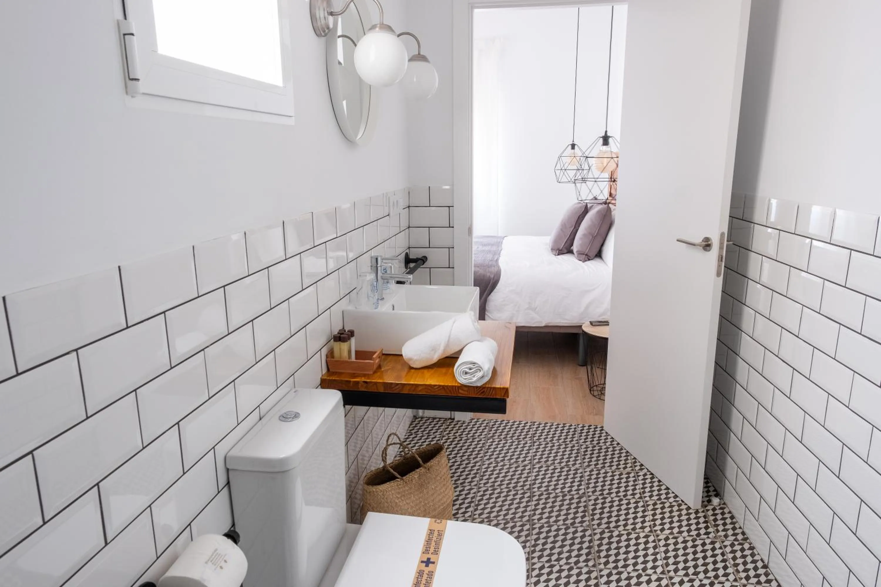 Bathroom, Bed in GOMEZ ROOMS