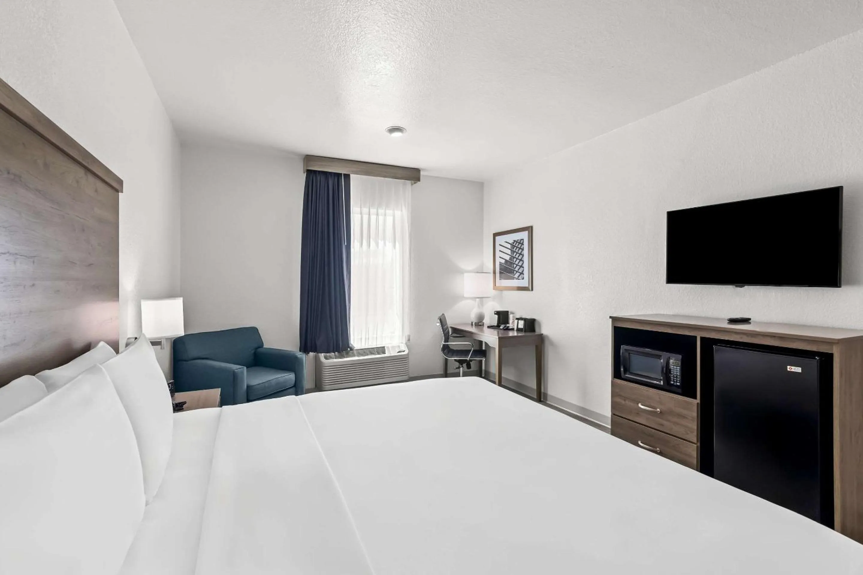 Bedroom, Bed in Quality Inn Bastrop