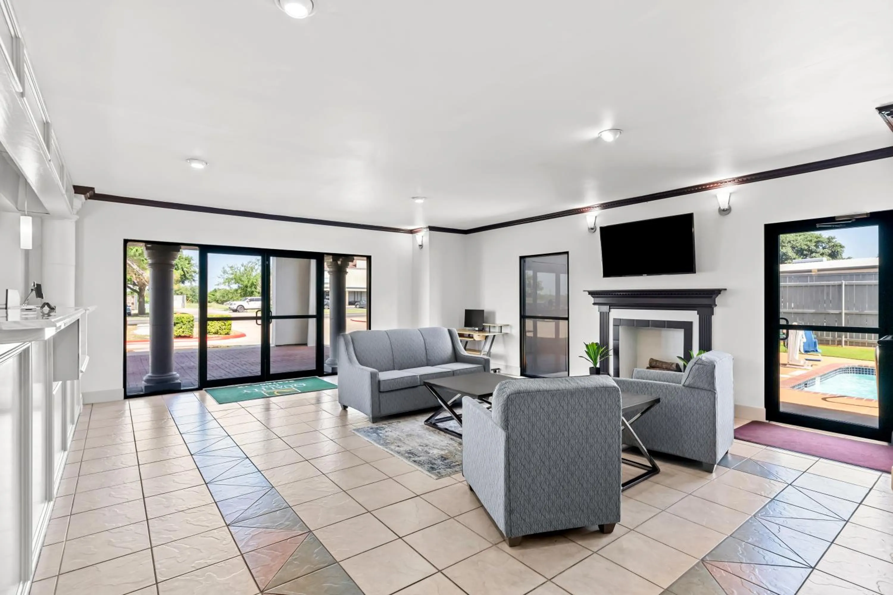 Seating area in Quality Inn Bastrop