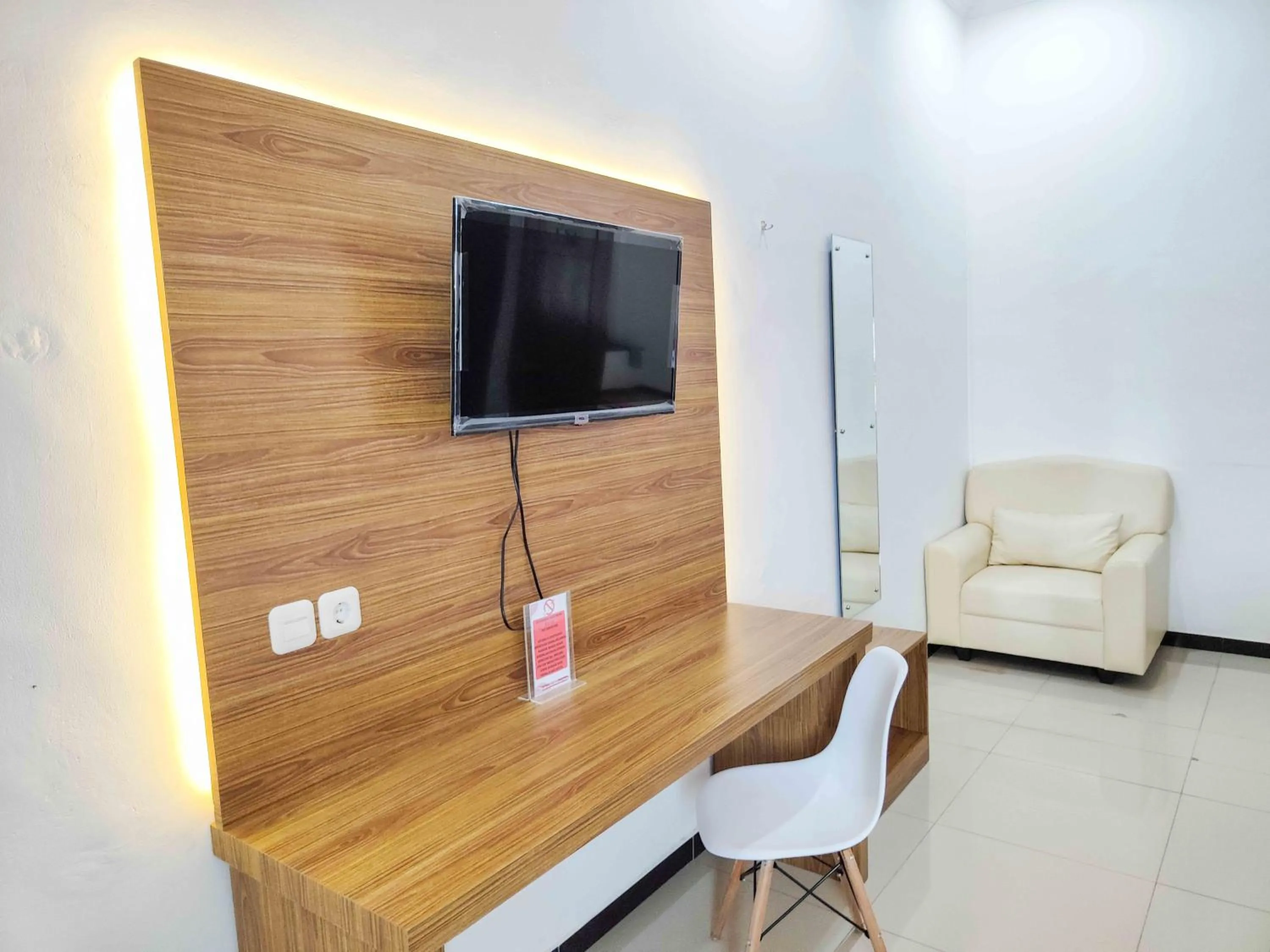 TV and multimedia in RedDoorz near Prambanan Temple