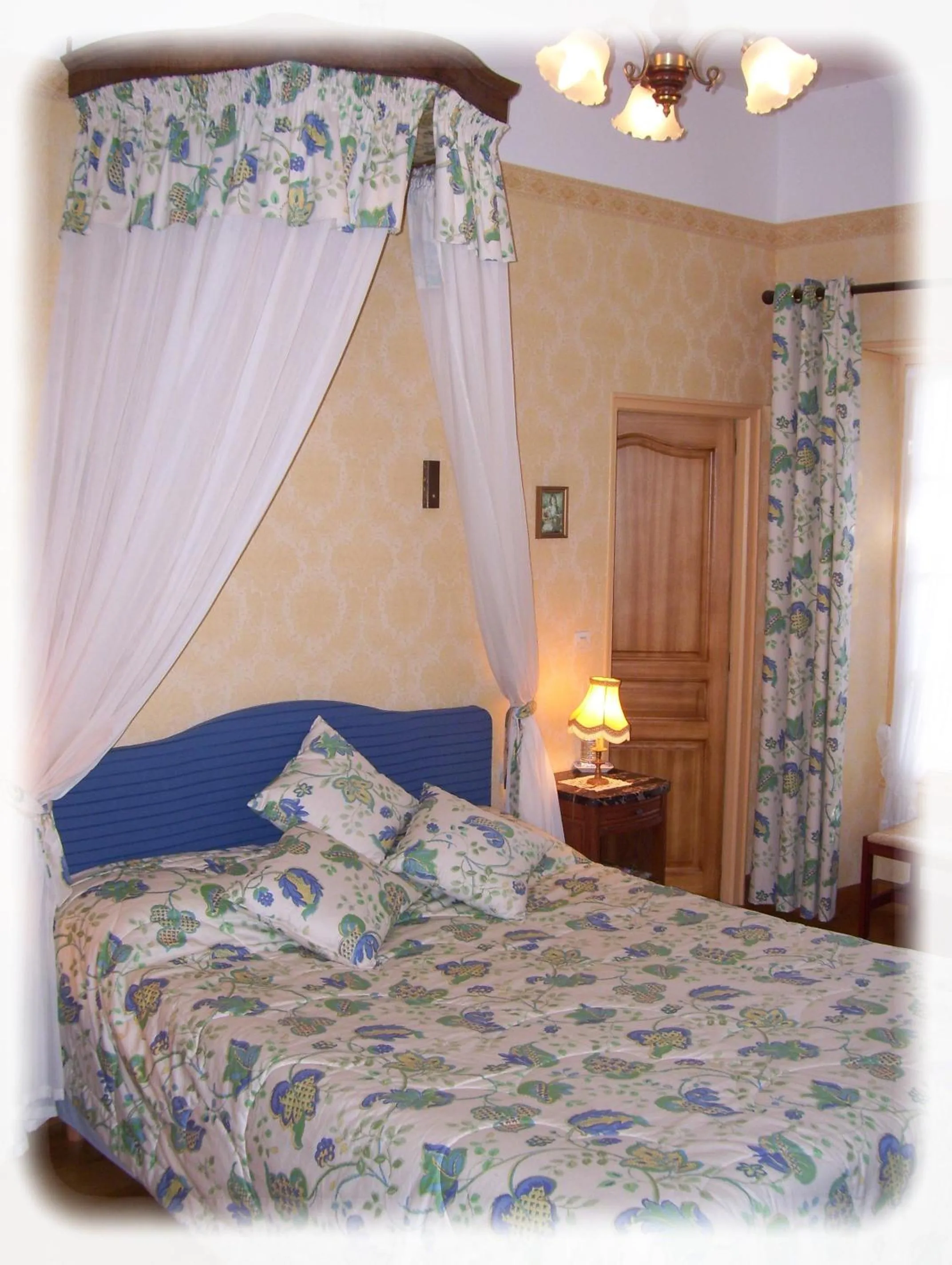 Bed in Logis La Folie