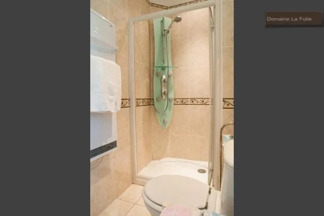 Bathroom in Logis La Folie
