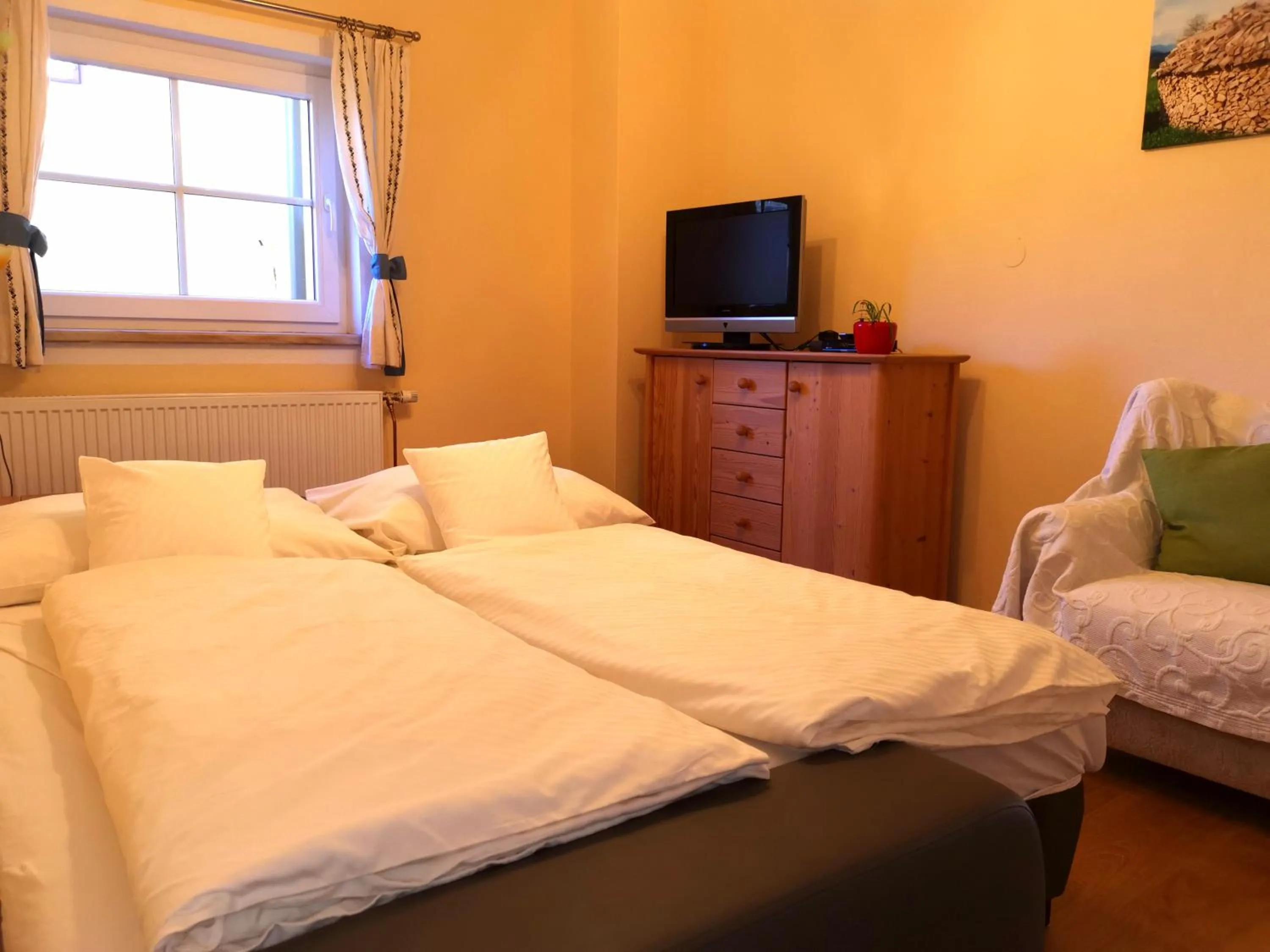 Living room, Bed in Ferienwohnung Schlögelhofer