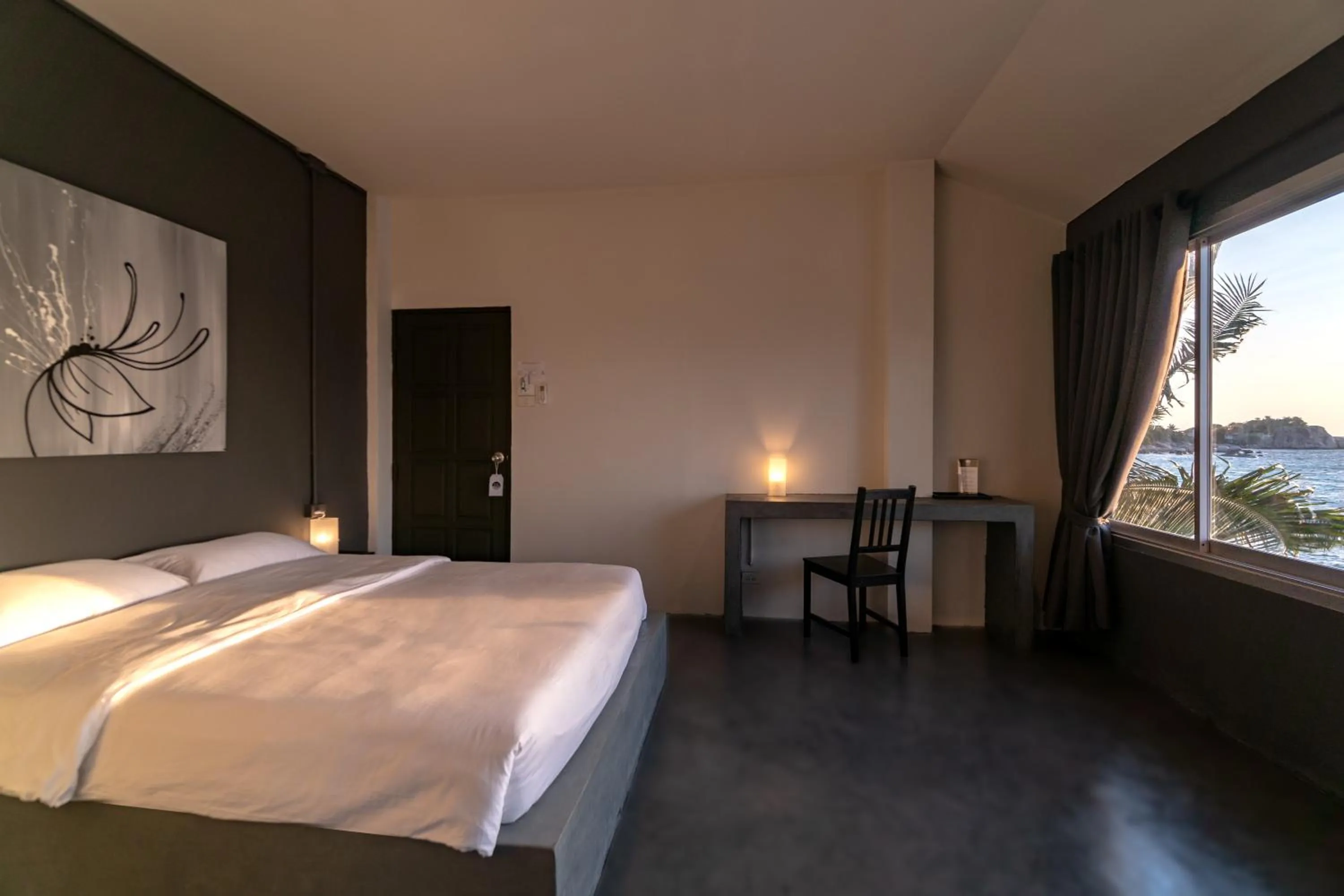 Photo of the whole room, Bed in Sunrise Koh Tao