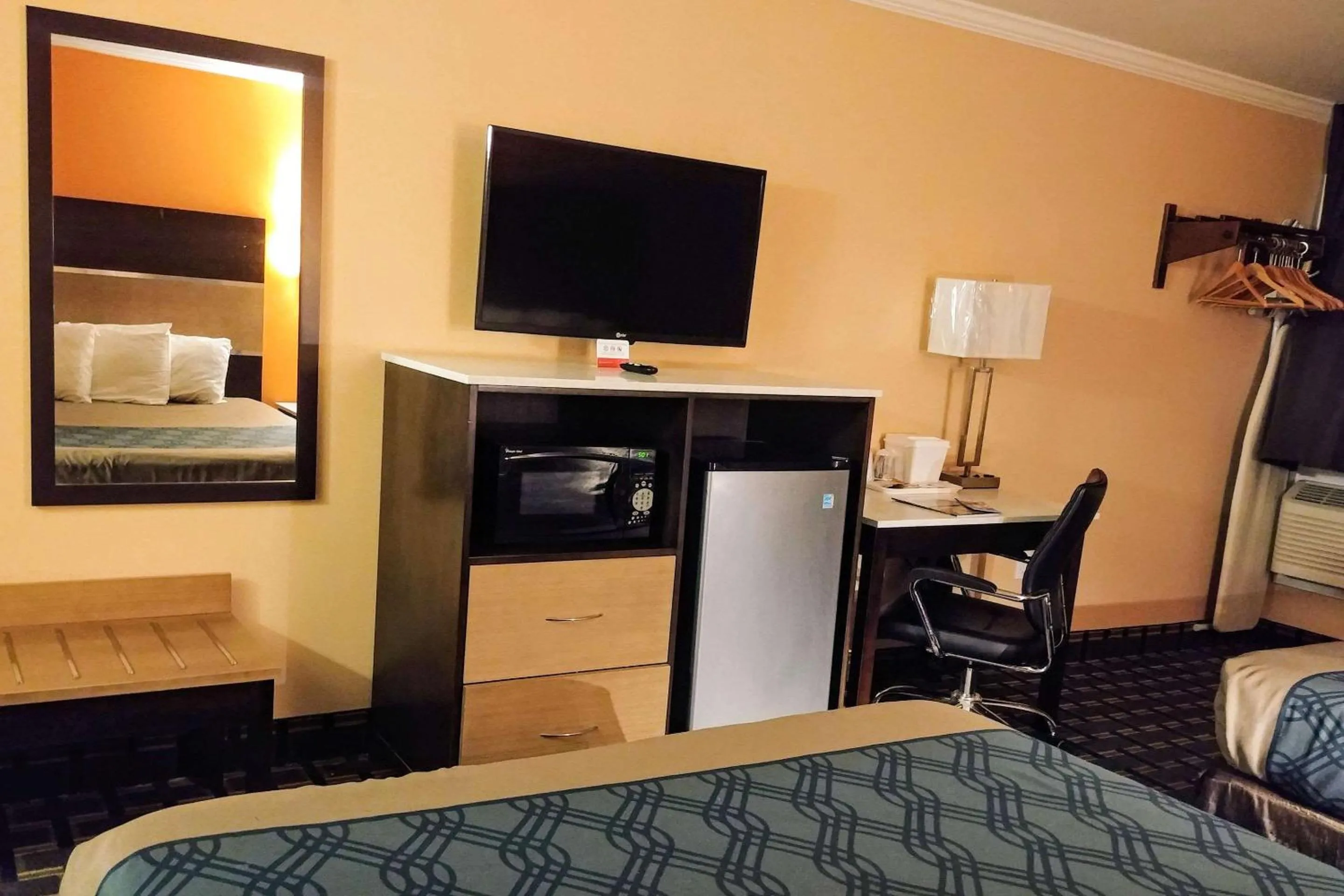 Bedroom, Bed in Econo Lodge Milldale - Southington