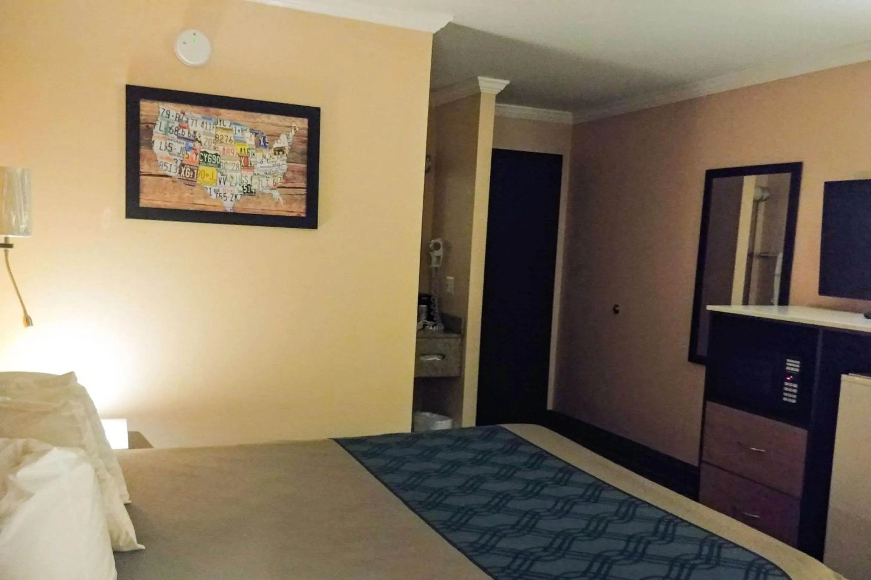 Bedroom, Bed in Econo Lodge Milldale - Southington