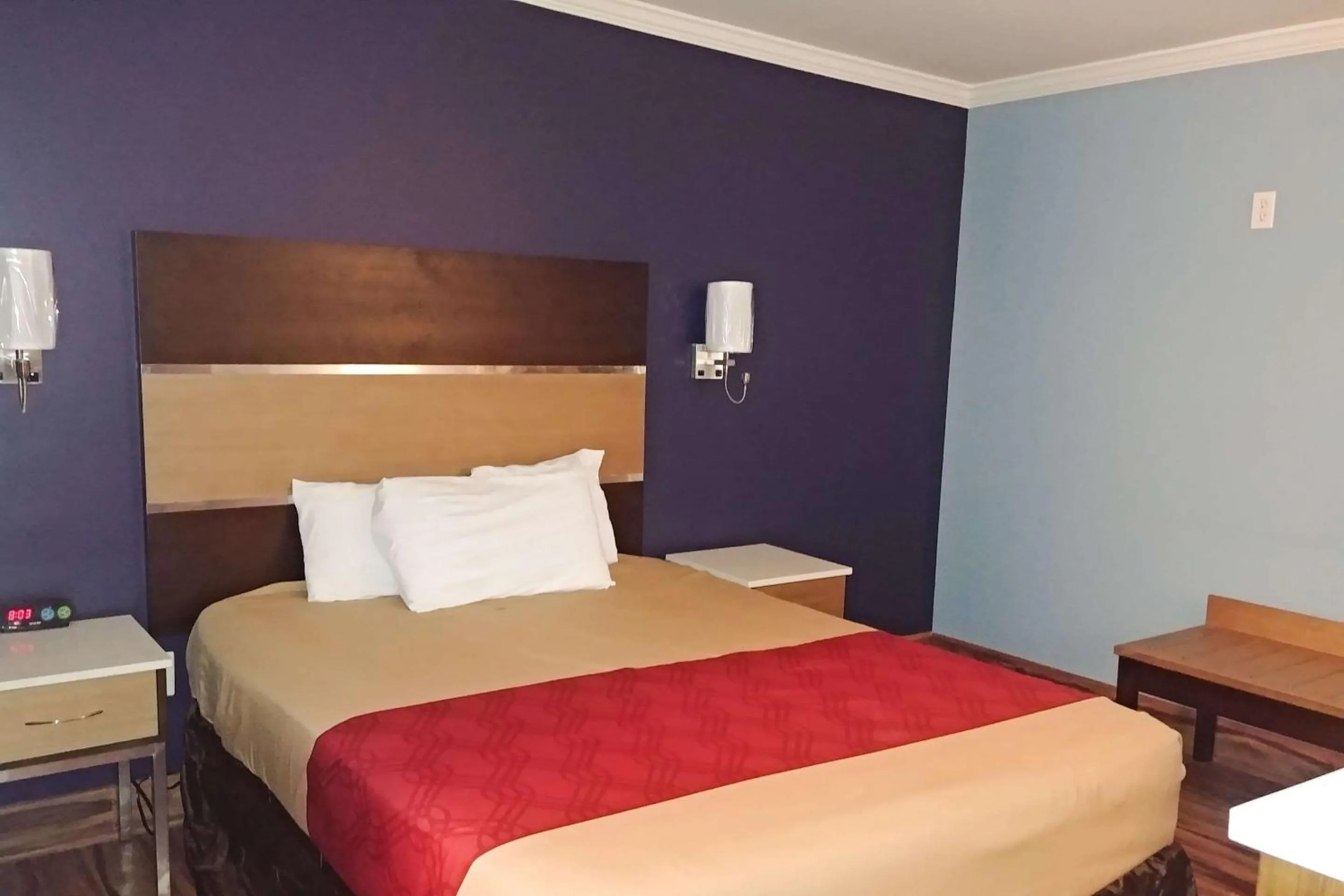 Bedroom, Bed in Econo Lodge Milldale - Southington