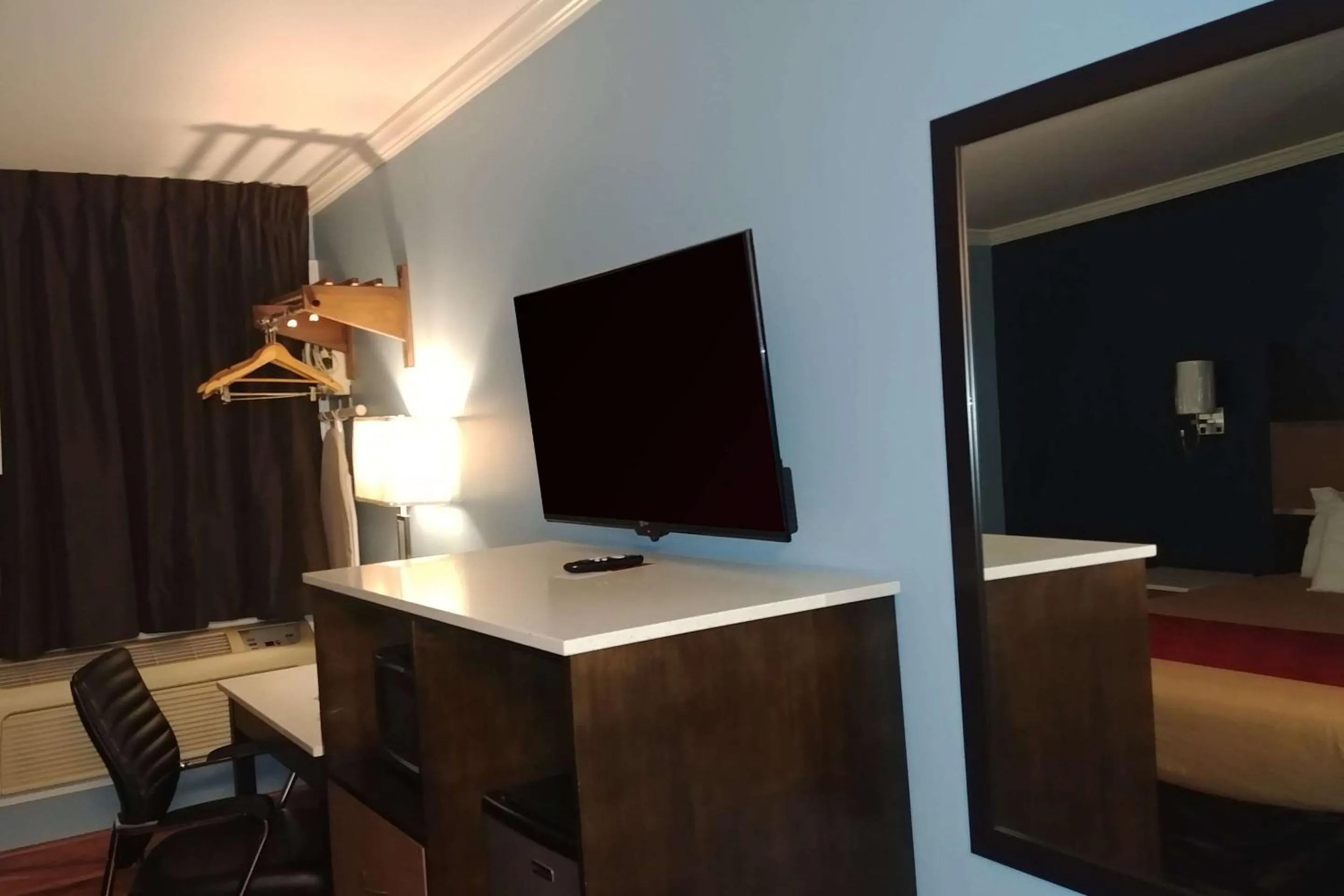 Bedroom in Econo Lodge Milldale - Southington