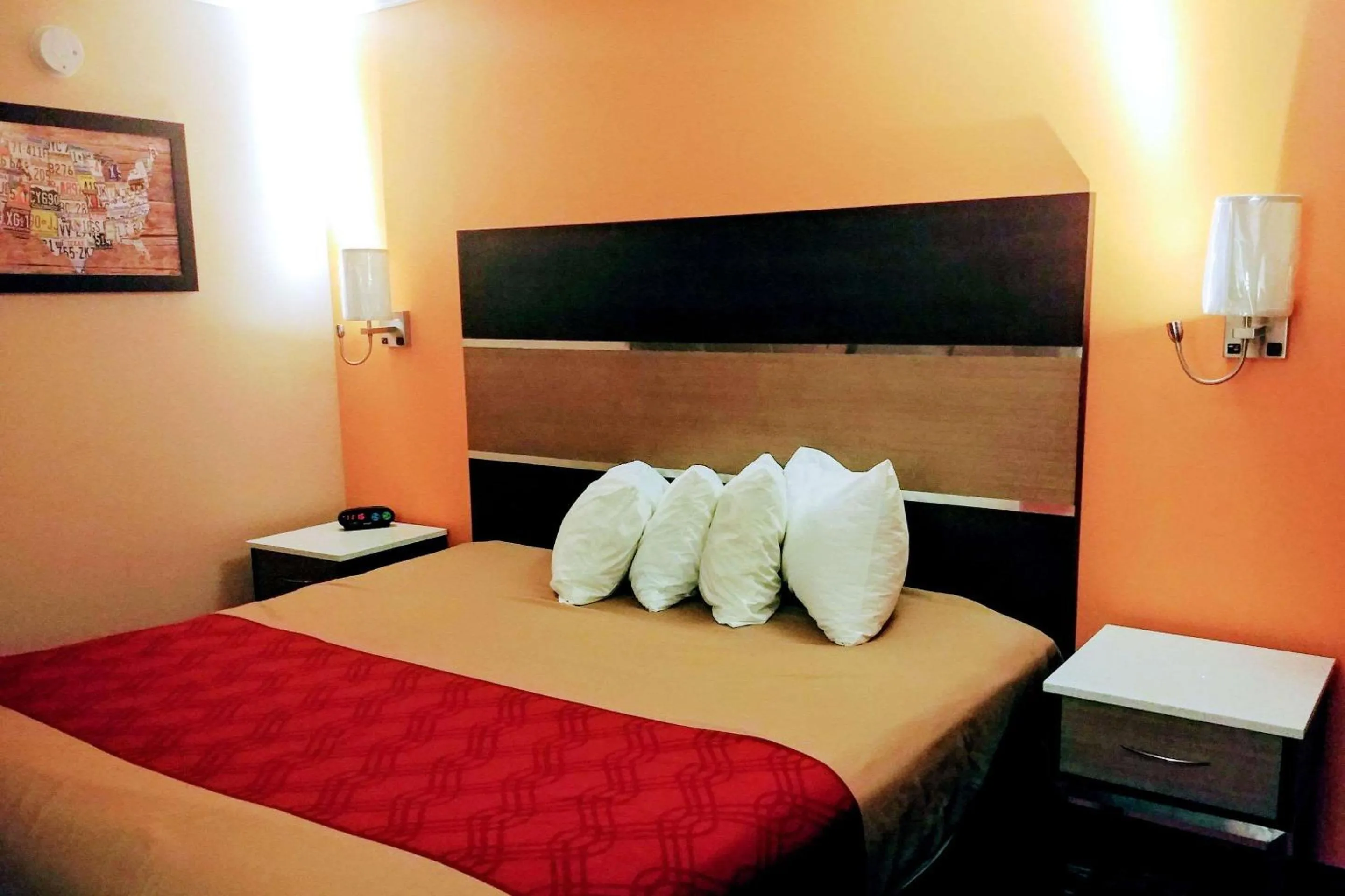 Bedroom, Bed in Econo Lodge Milldale - Southington