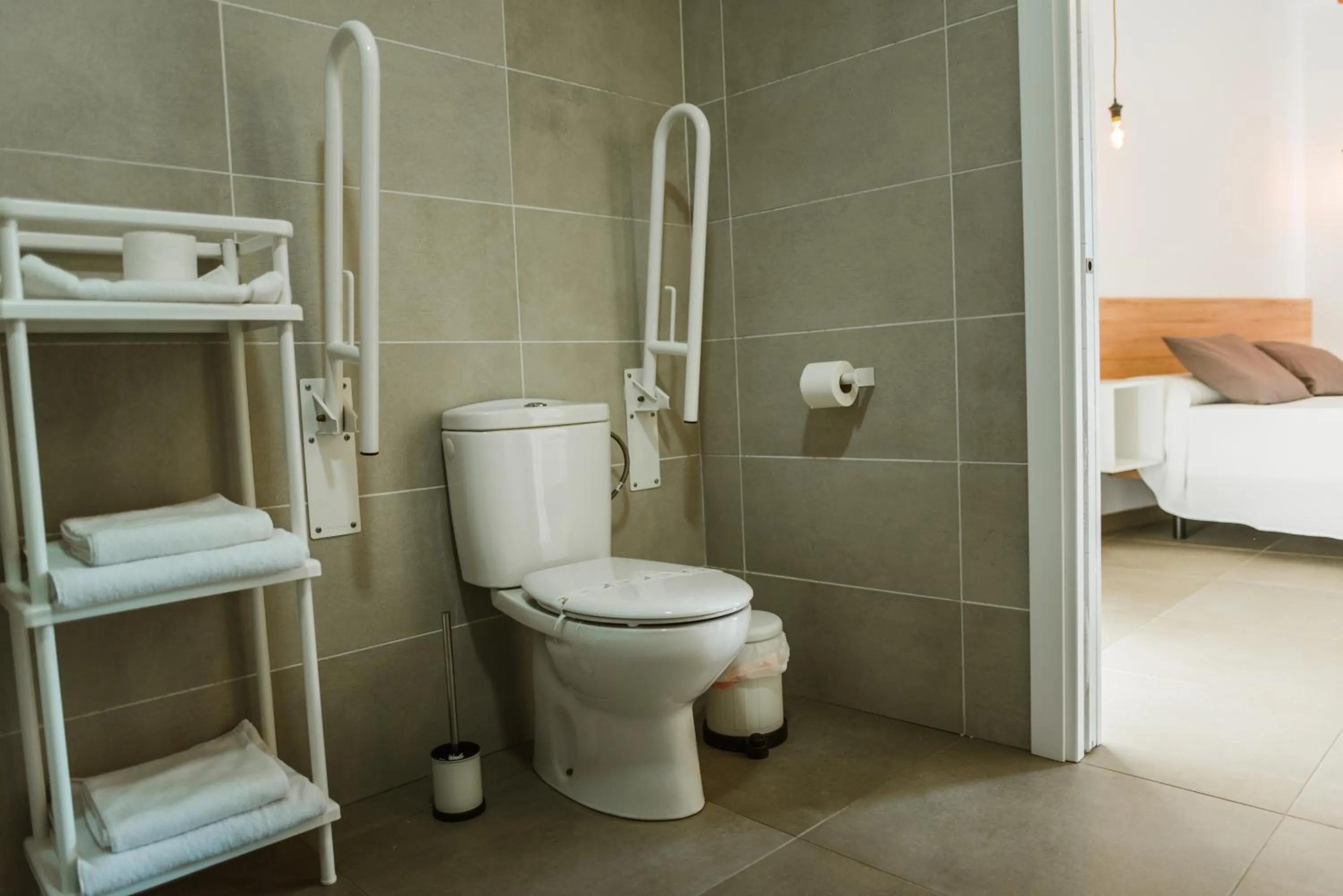 Shower, Bed in Apartamentos ZHR