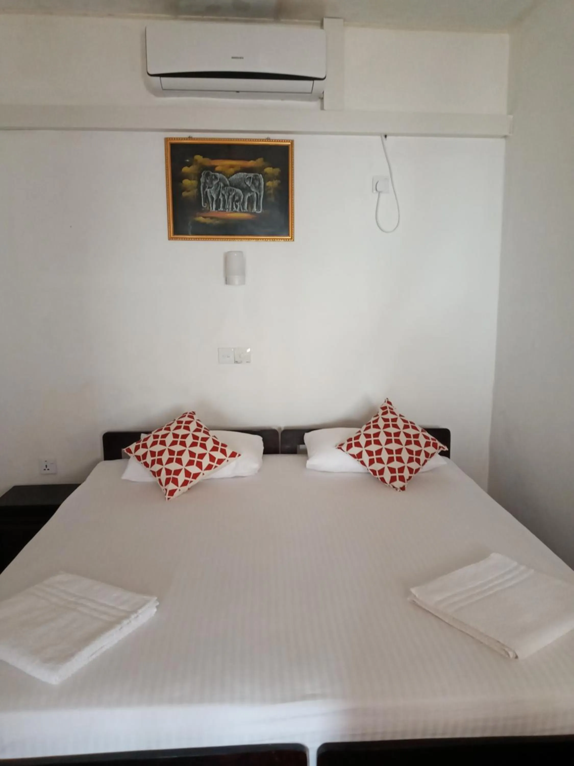 Bed in New SeaSide Inn Hikkaduwa