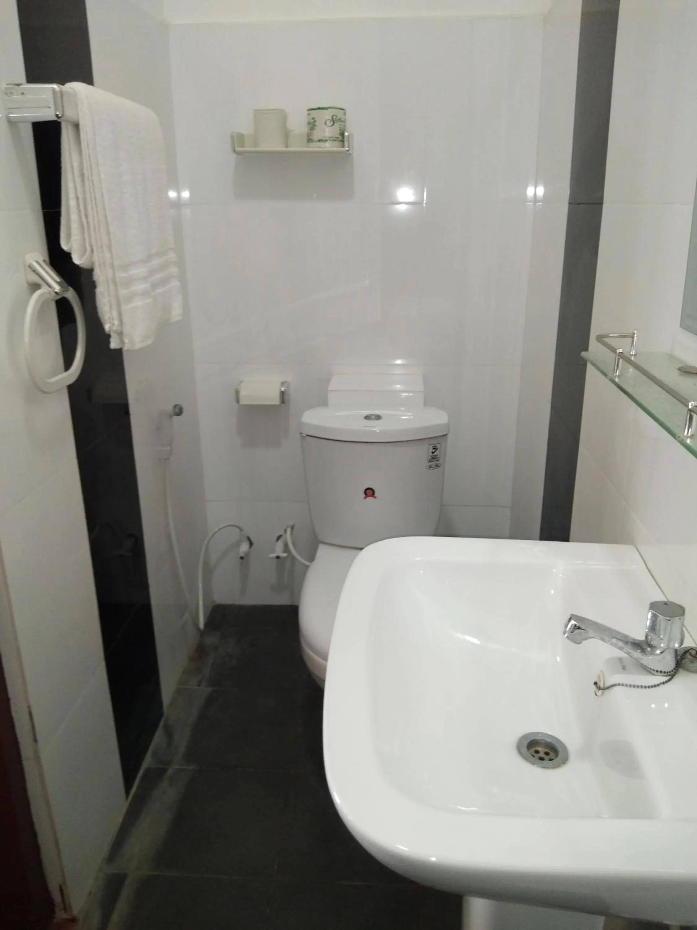 Bathroom in New SeaSide Inn Hikkaduwa