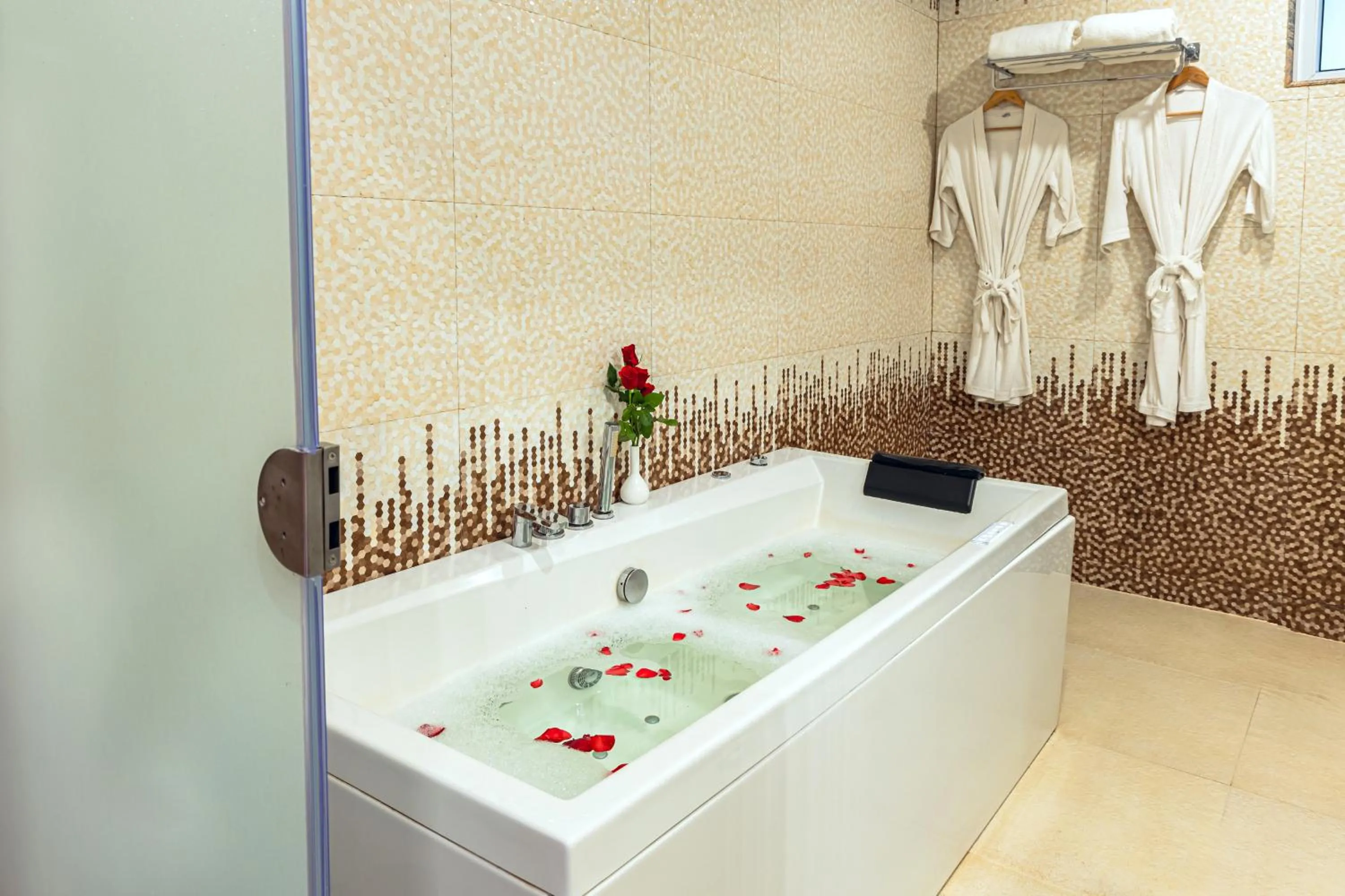 Bath in Salcete Beach Resort