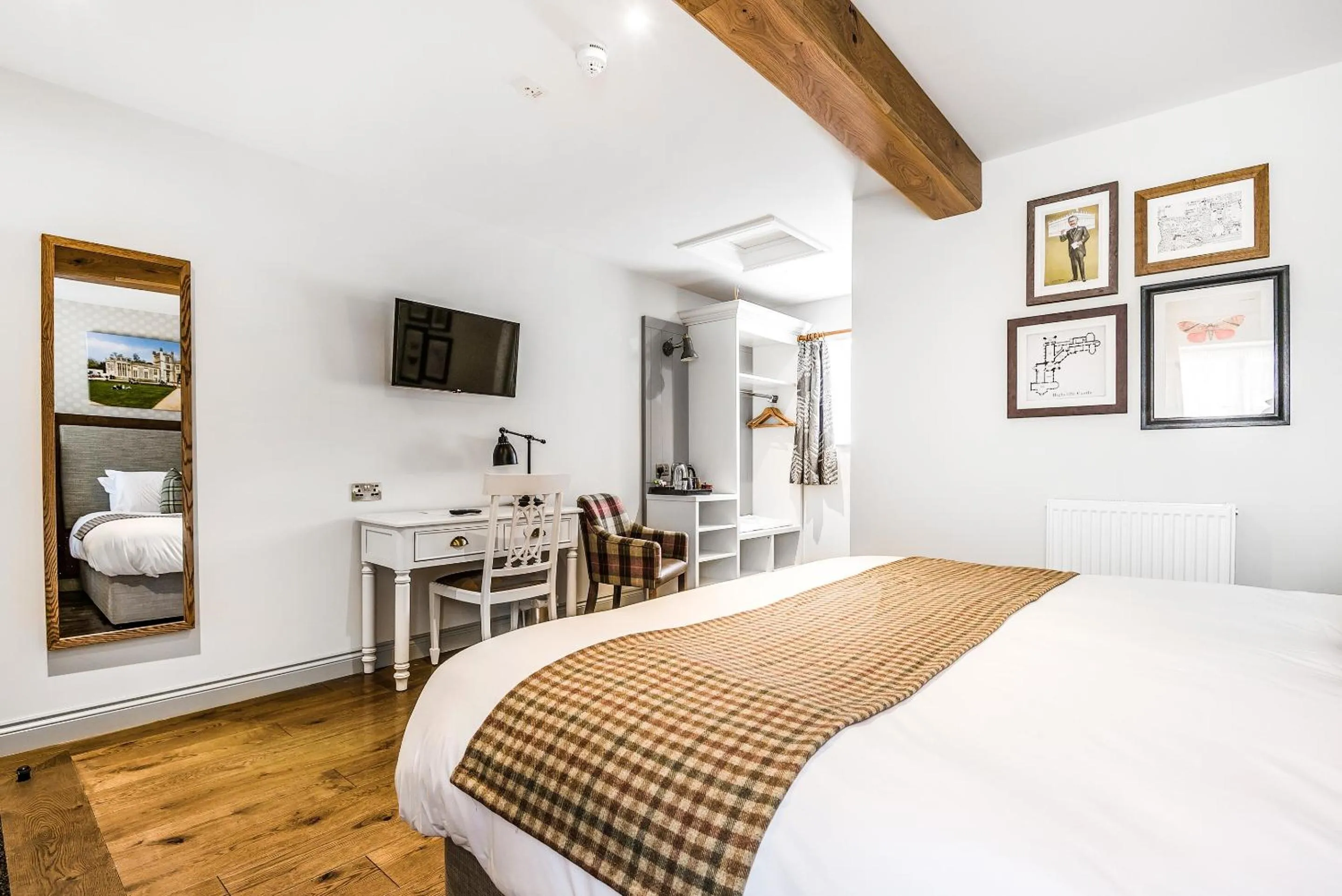 Bedroom, Bed in The Walhampton Arms