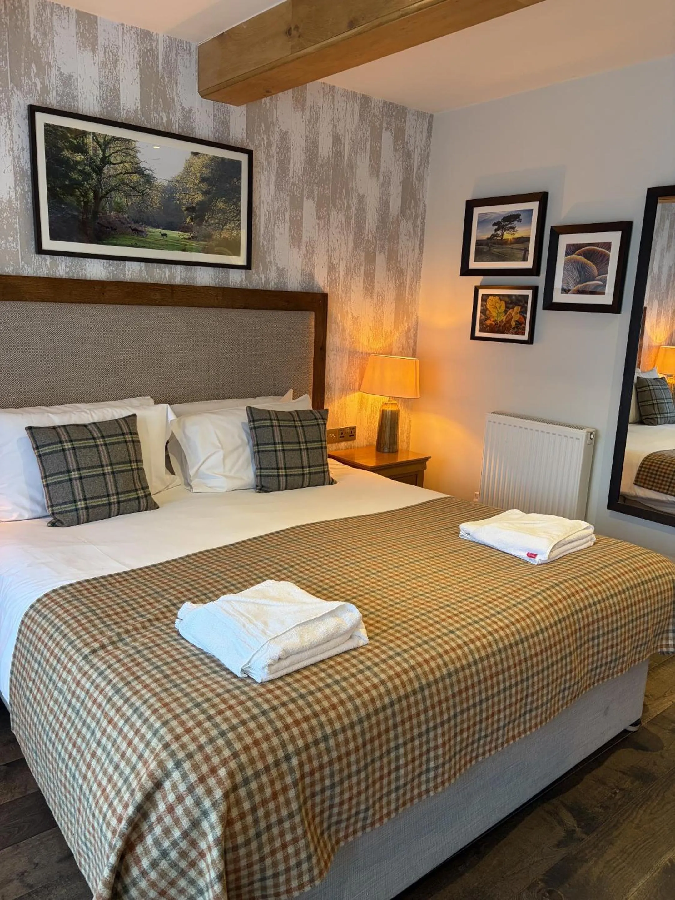 Bedroom, Bed in The Walhampton Arms