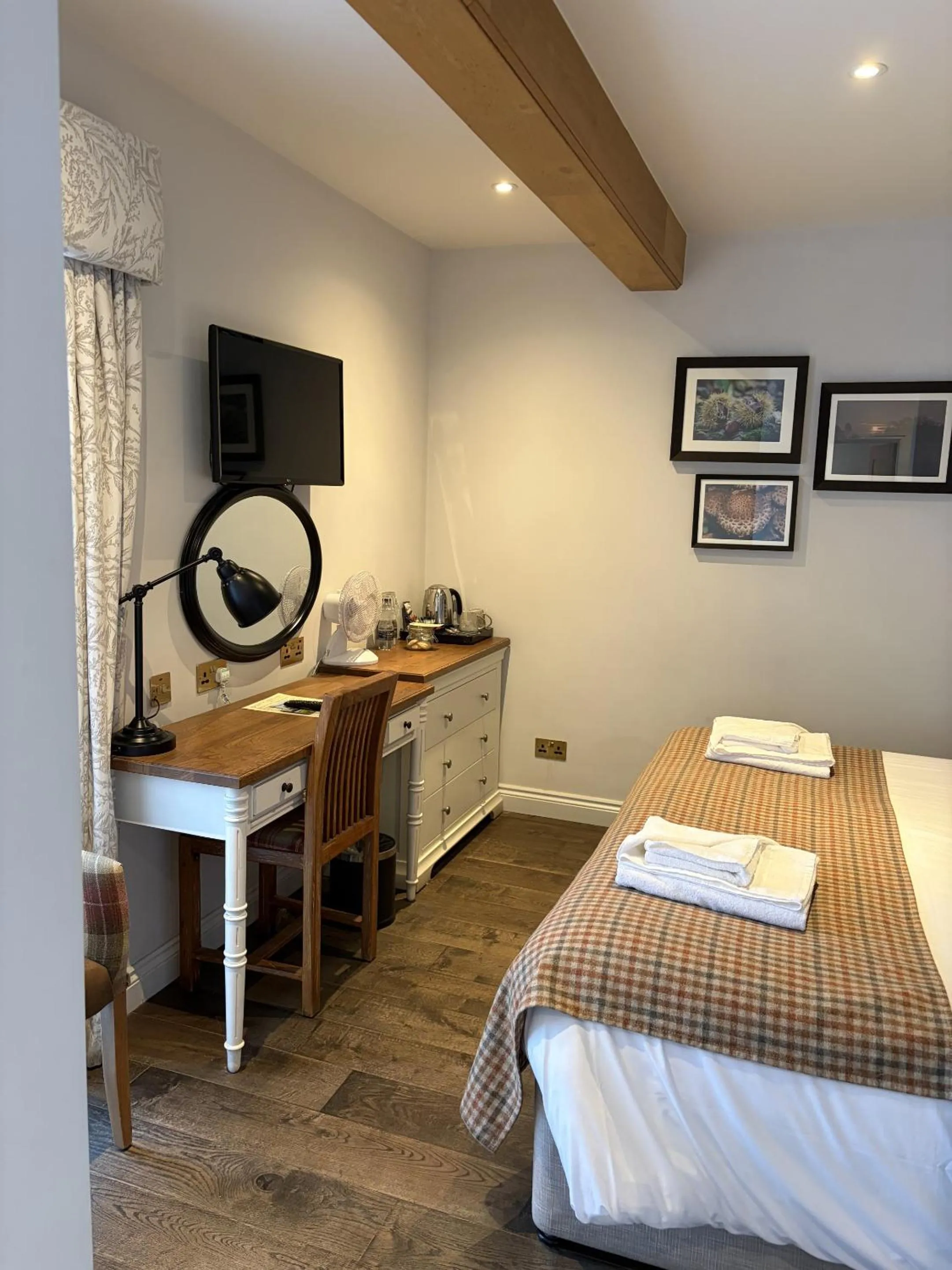 Bedroom, Bed in The Walhampton Arms