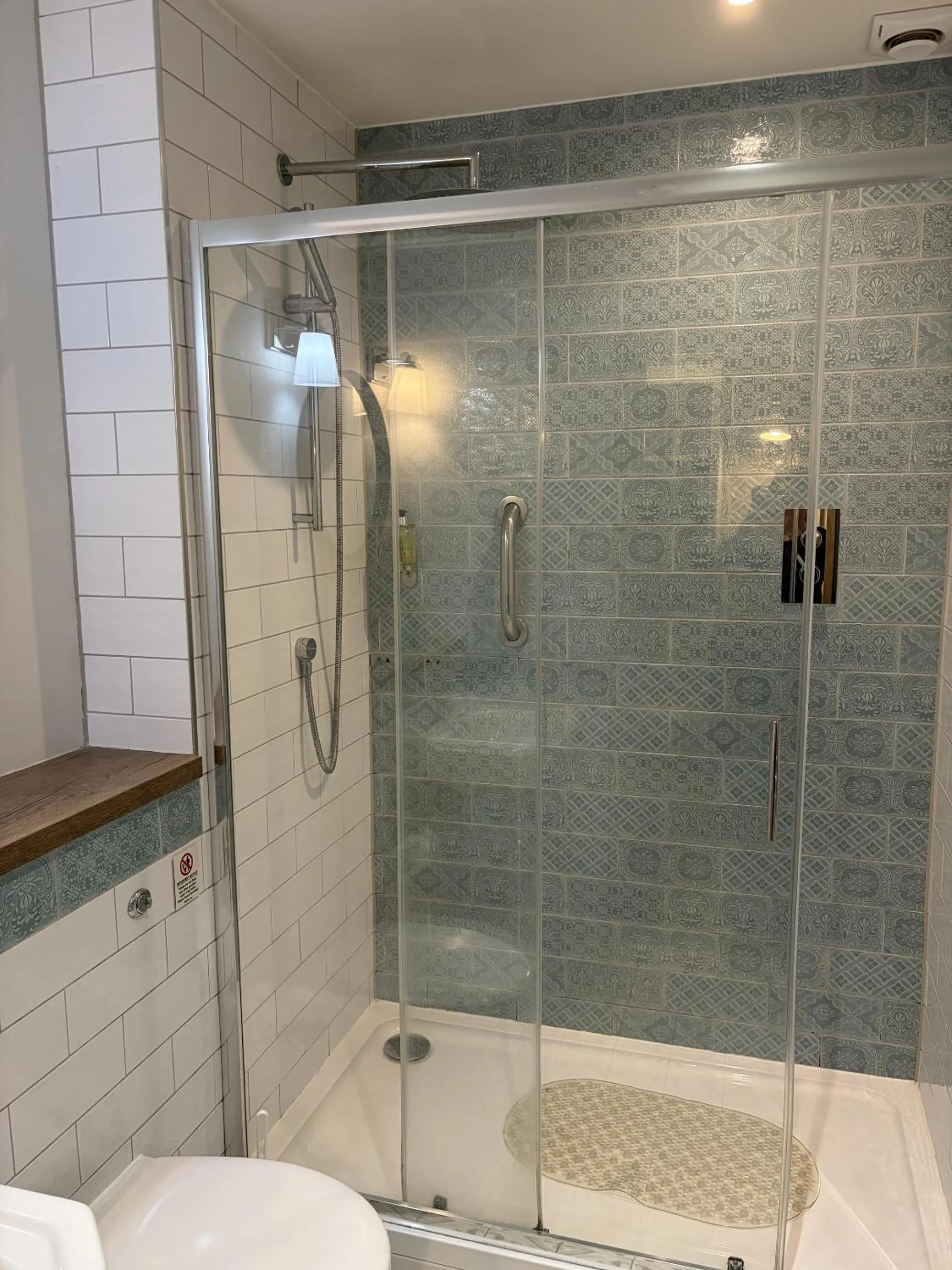 Bathroom in The Walhampton Arms