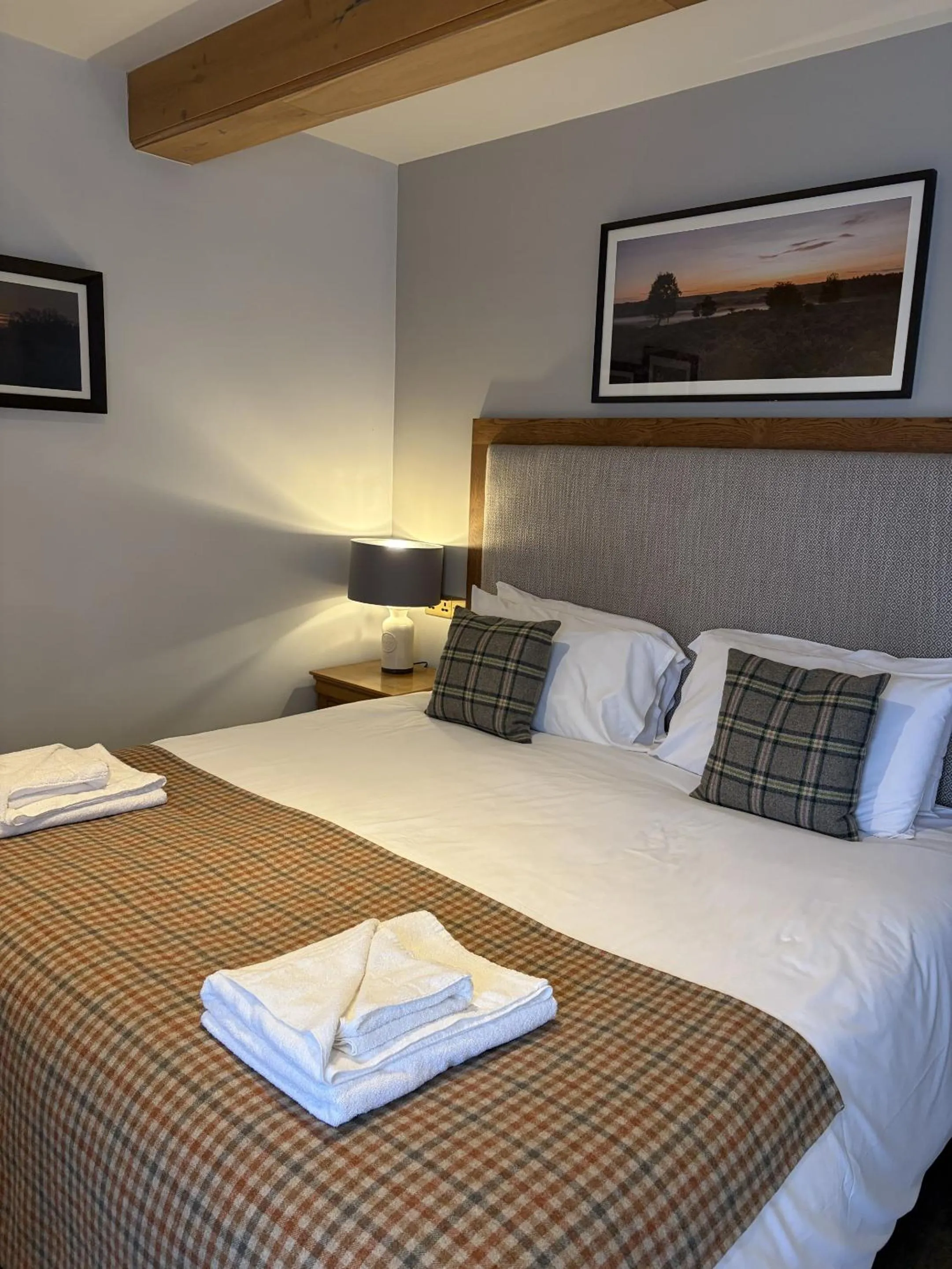 Bedroom, Bed in The Walhampton Arms