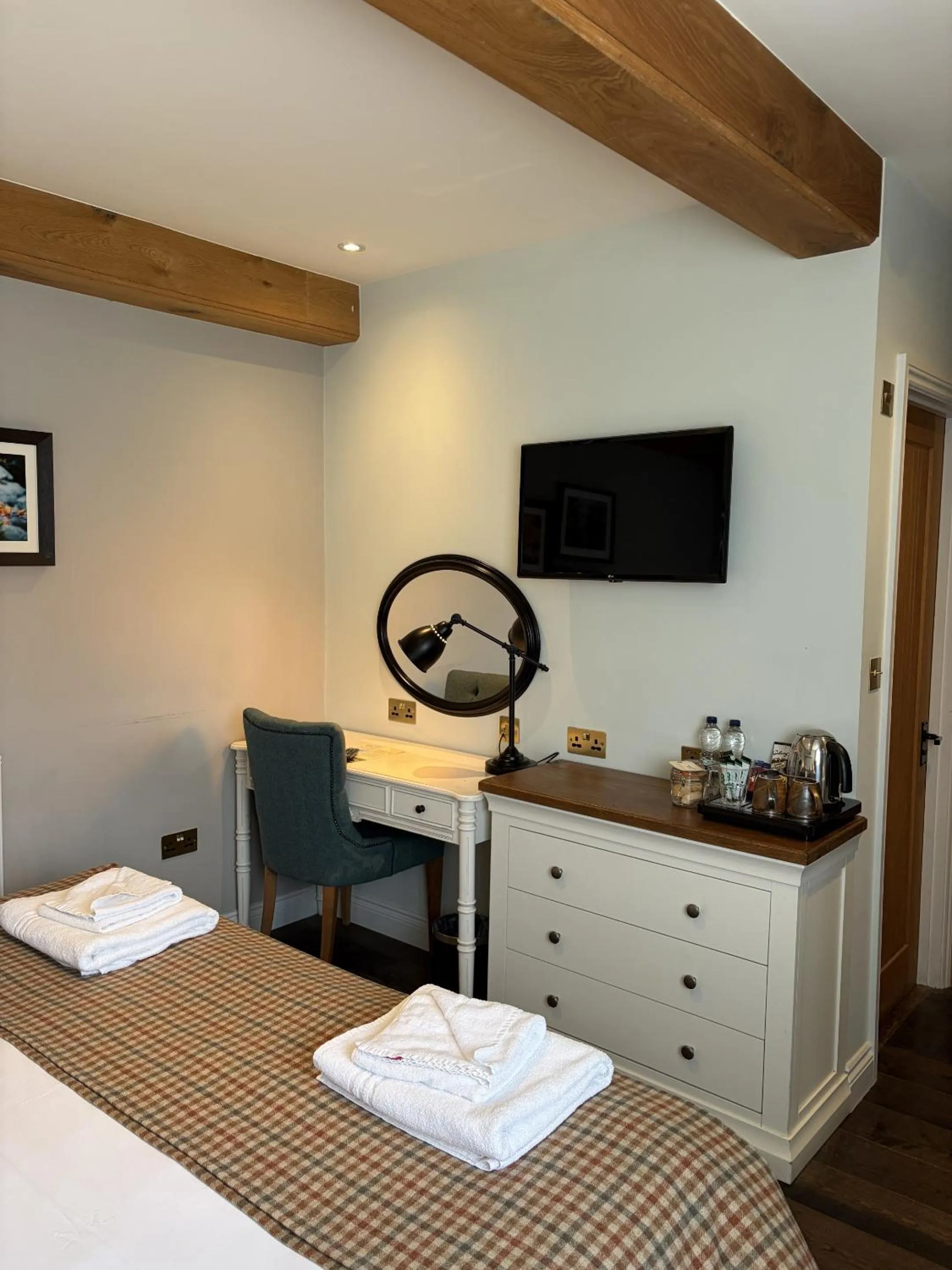 Bedroom, Bed in The Walhampton Arms