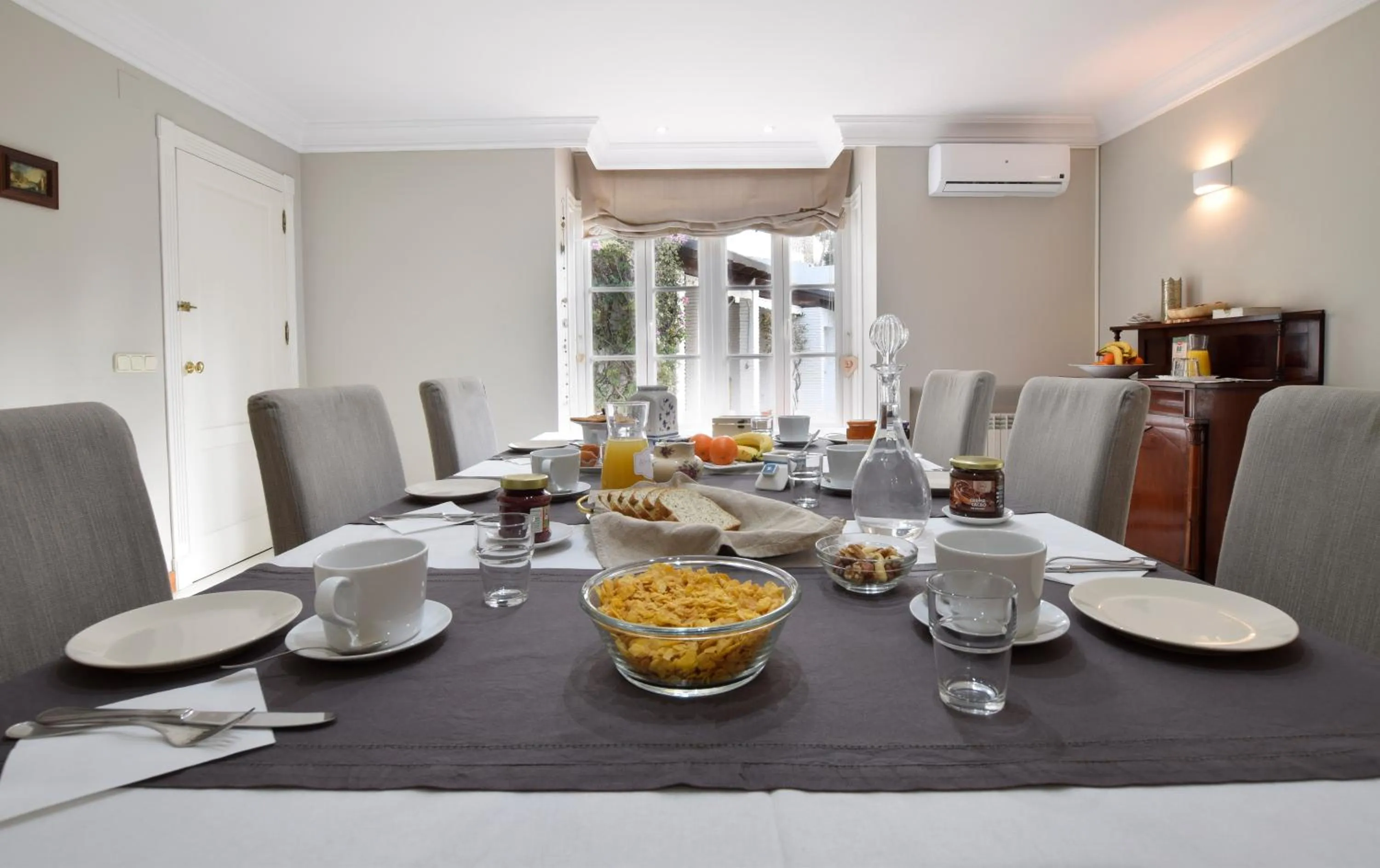 Breakfast in Villa Antumalal B&B