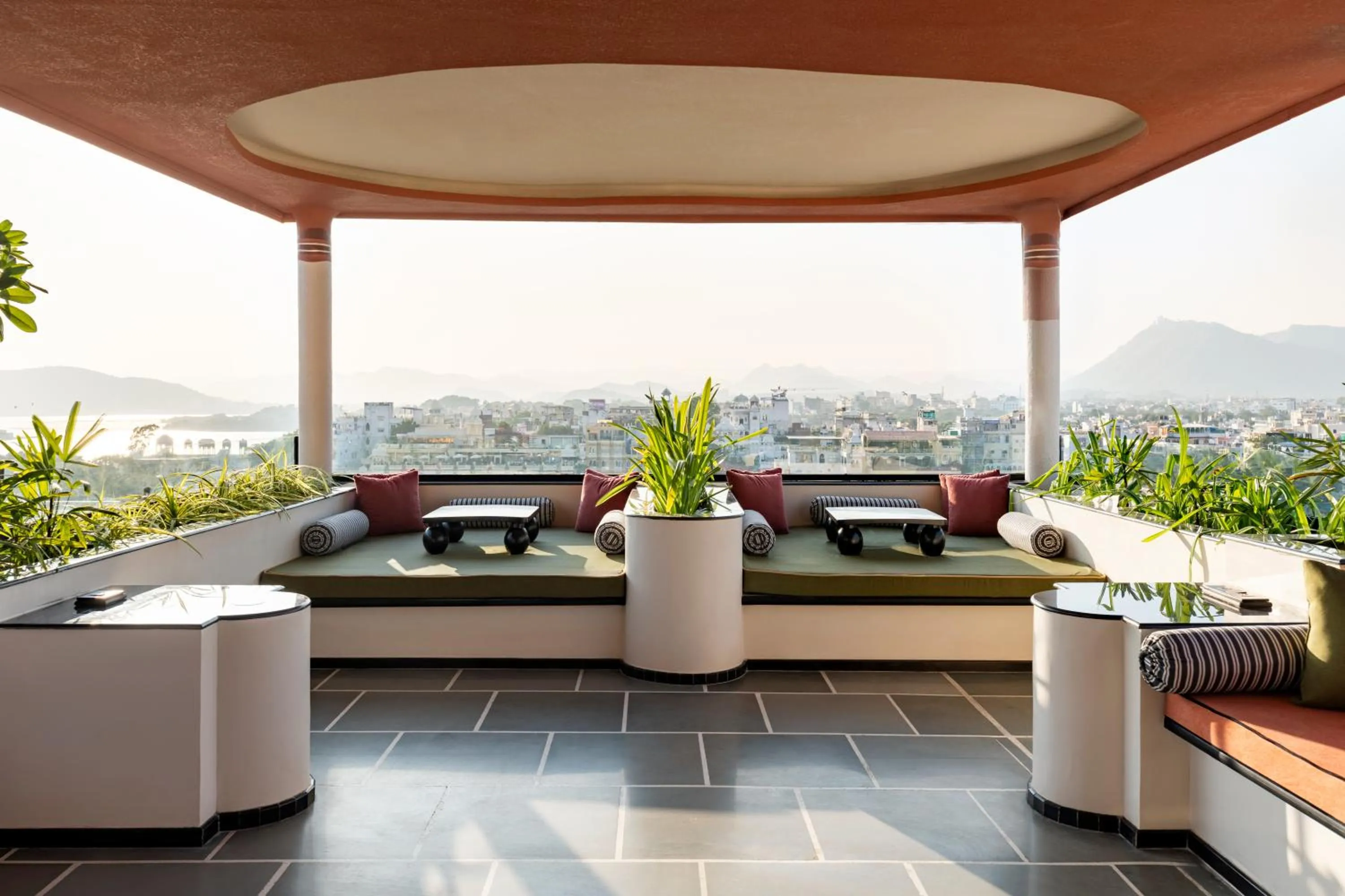 Restaurant/places to eat in The Red Pier - My Downtown Hotels