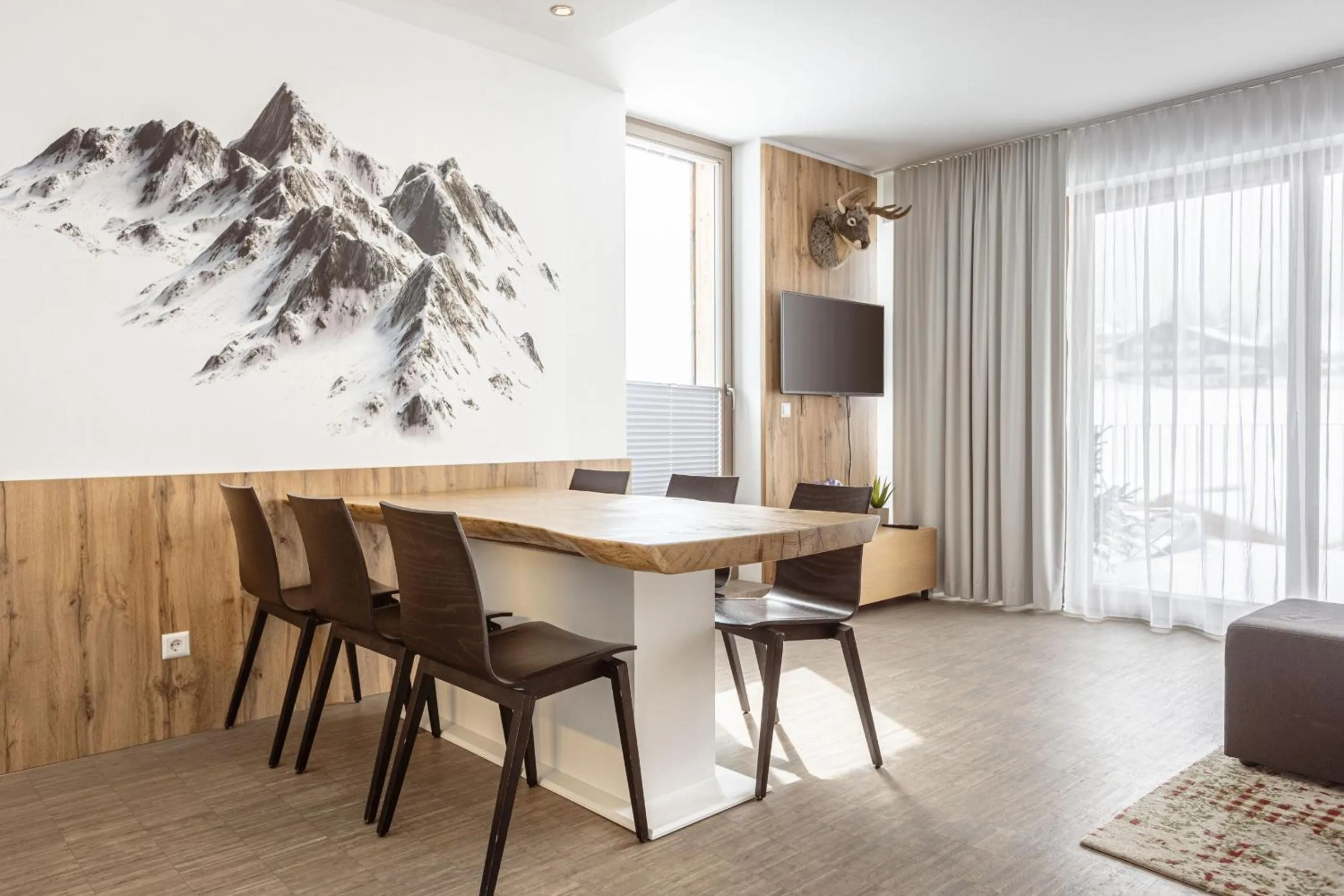 Dining area in Alpenrock Schladming by ALPS RESORTS