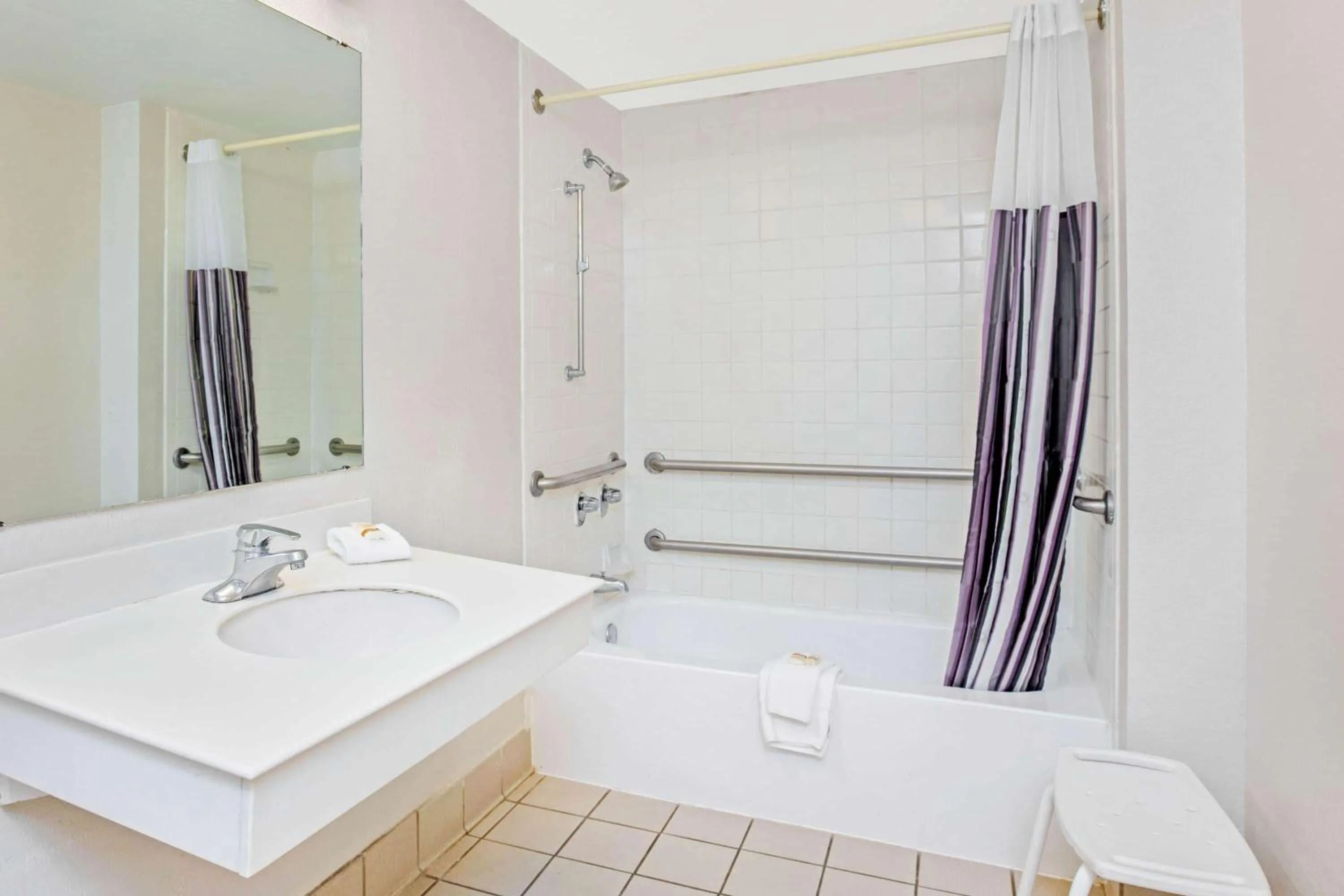 Bathroom in La Quinta Inn by Wyndham El Paso Cielo Vista