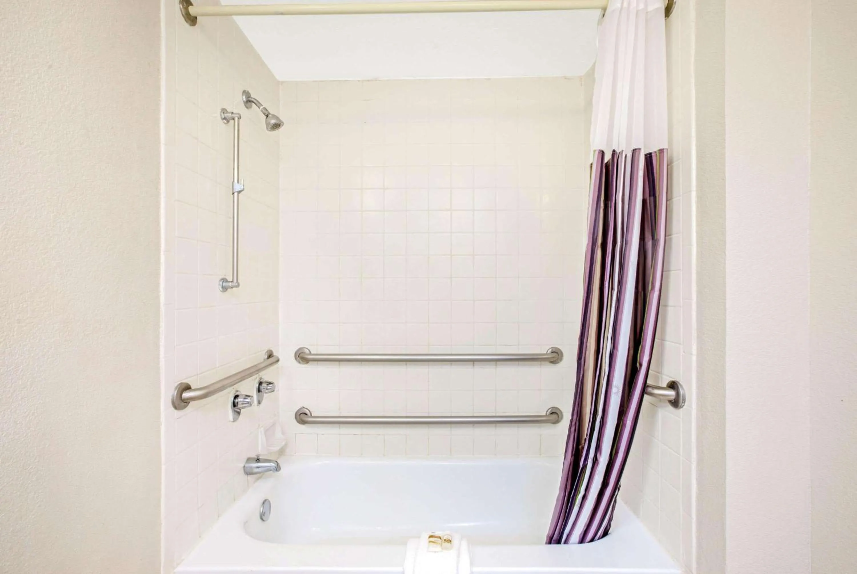 Bathroom in La Quinta Inn by Wyndham El Paso Cielo Vista