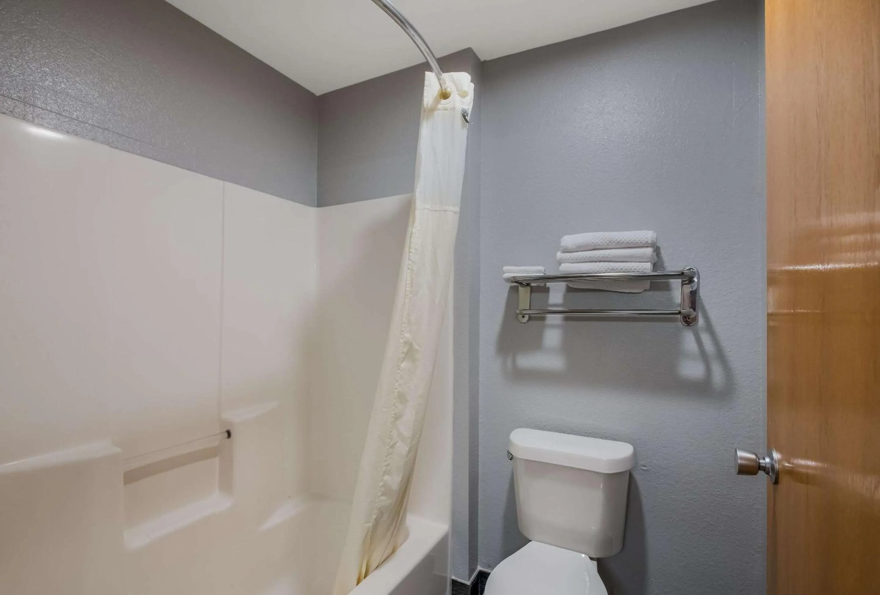 Bedroom in Econo Lodge Inn & Suites Diamondhead