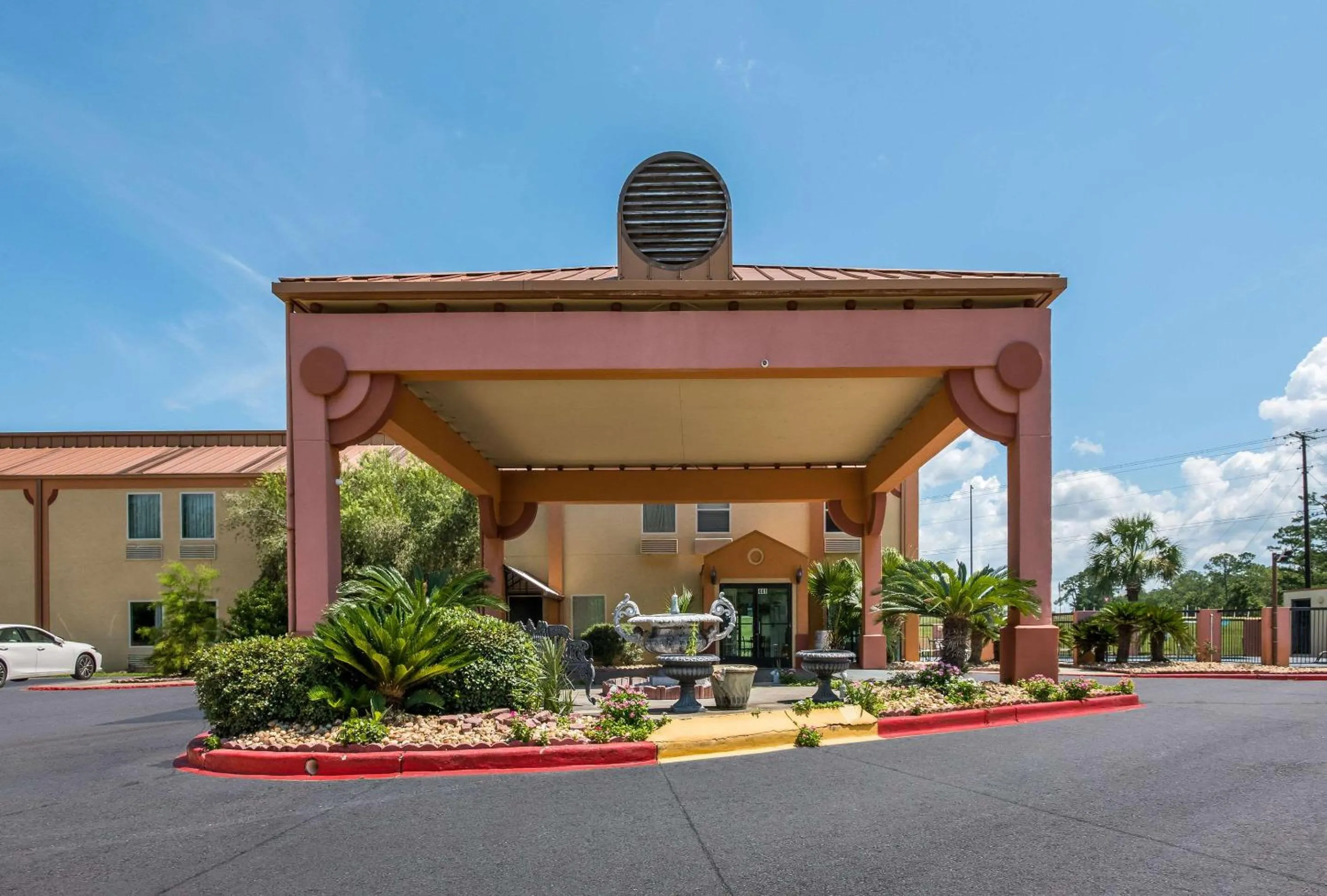 Property building in Econo Lodge Inn & Suites Diamondhead