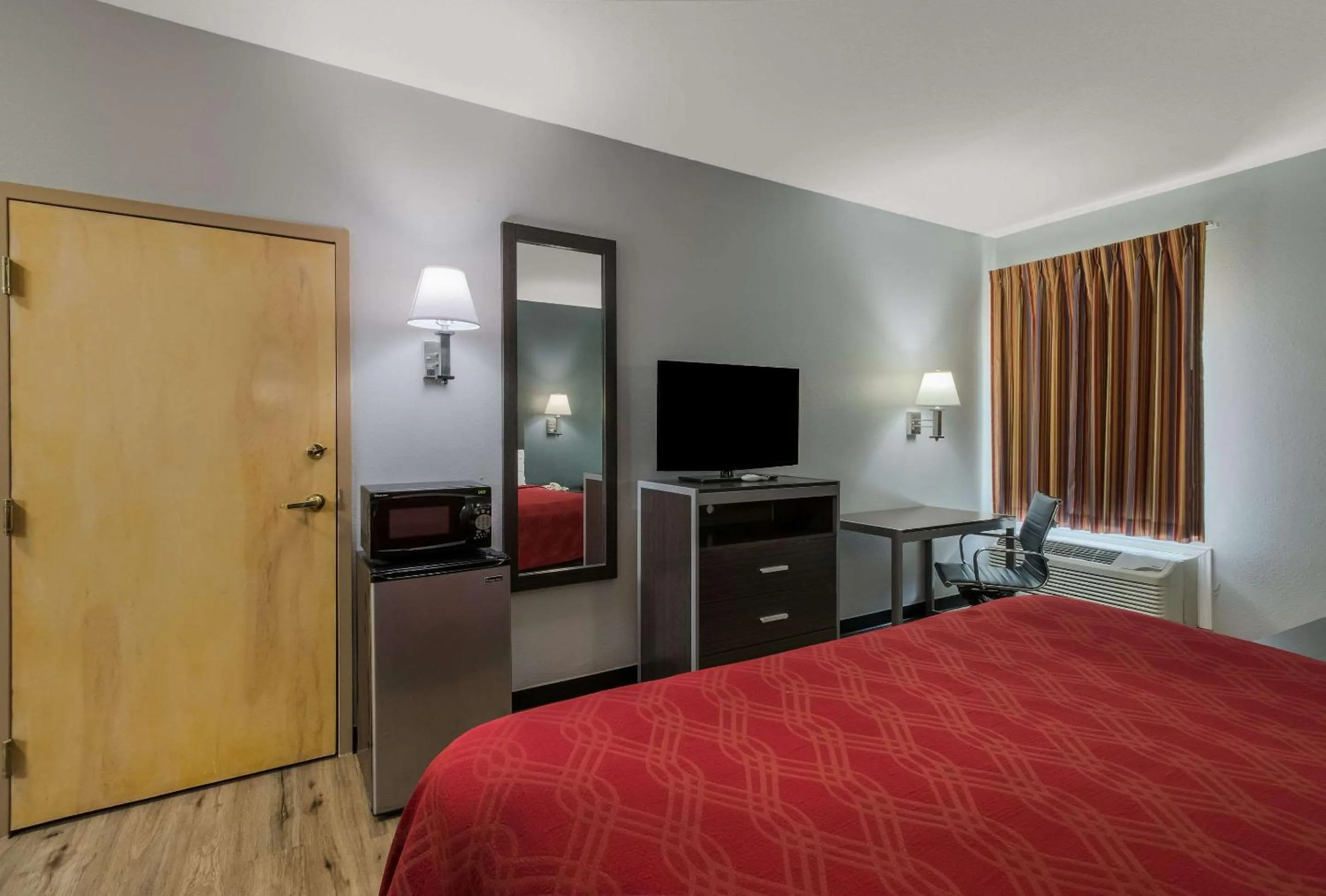 Bedroom, Bed in Econo Lodge Inn & Suites Diamondhead