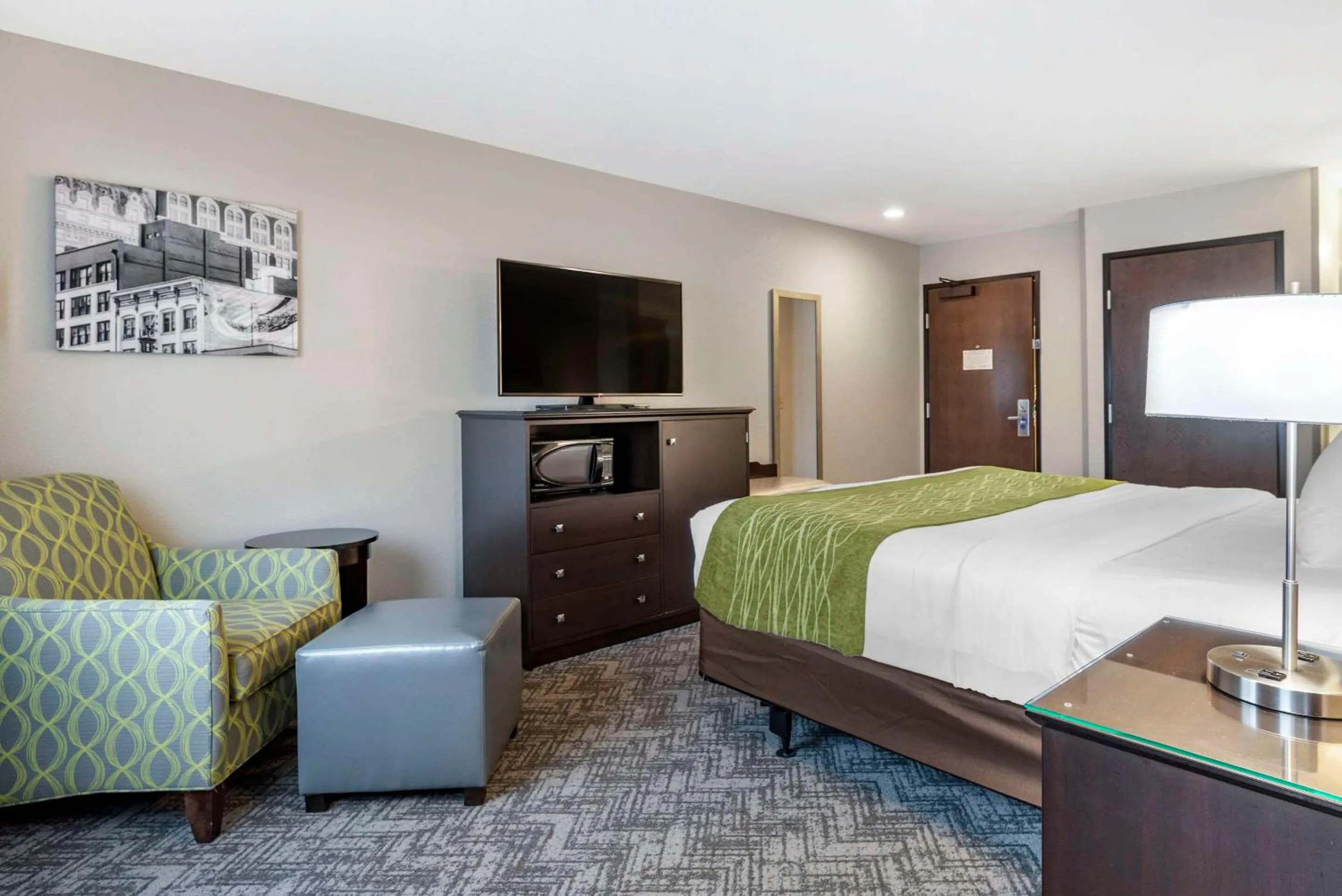 Bedroom, Bed in Comfort Inn & Suites Tualatin - Lake Oswego South