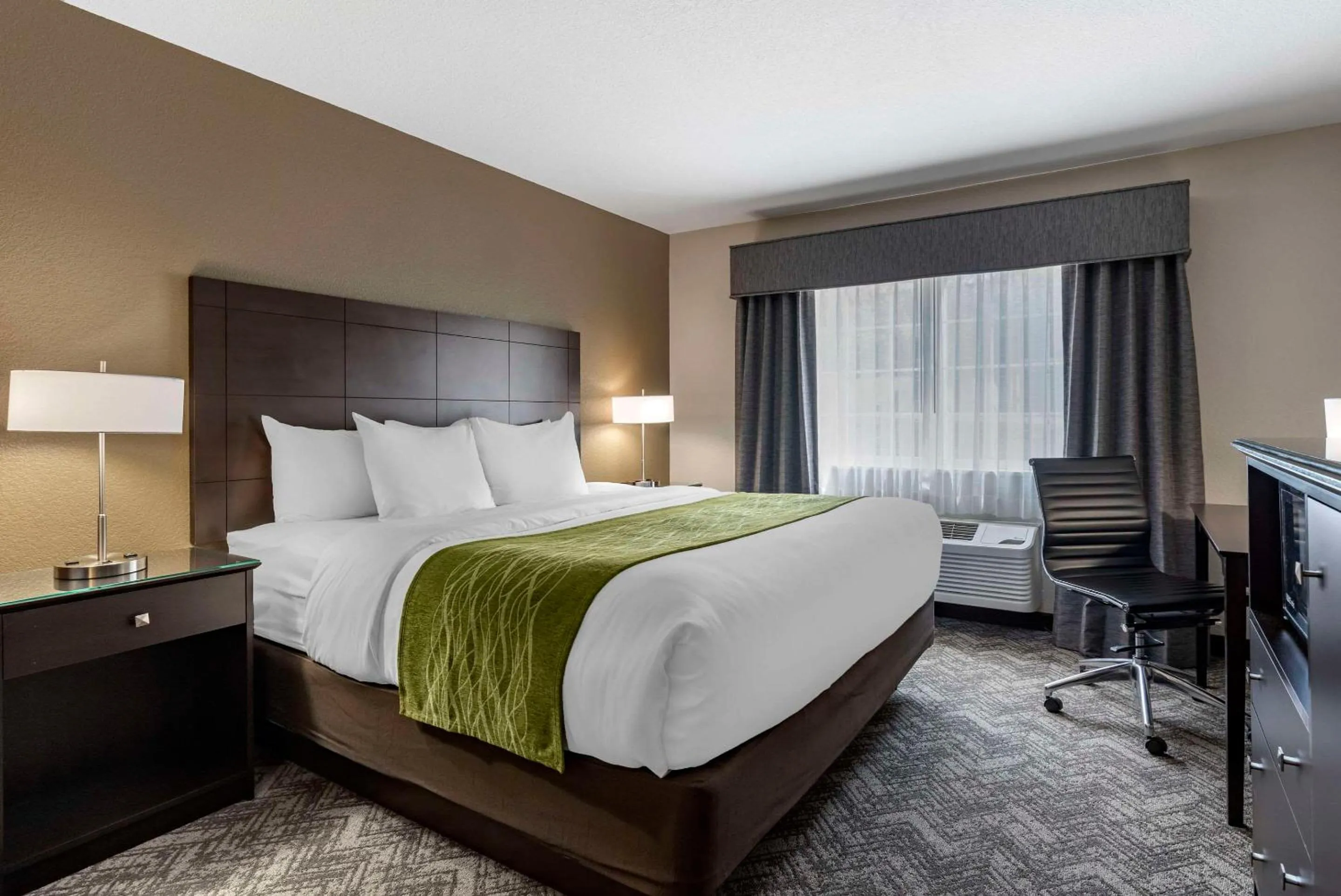 Bedroom, Bed in Comfort Inn & Suites Tualatin - Lake Oswego South