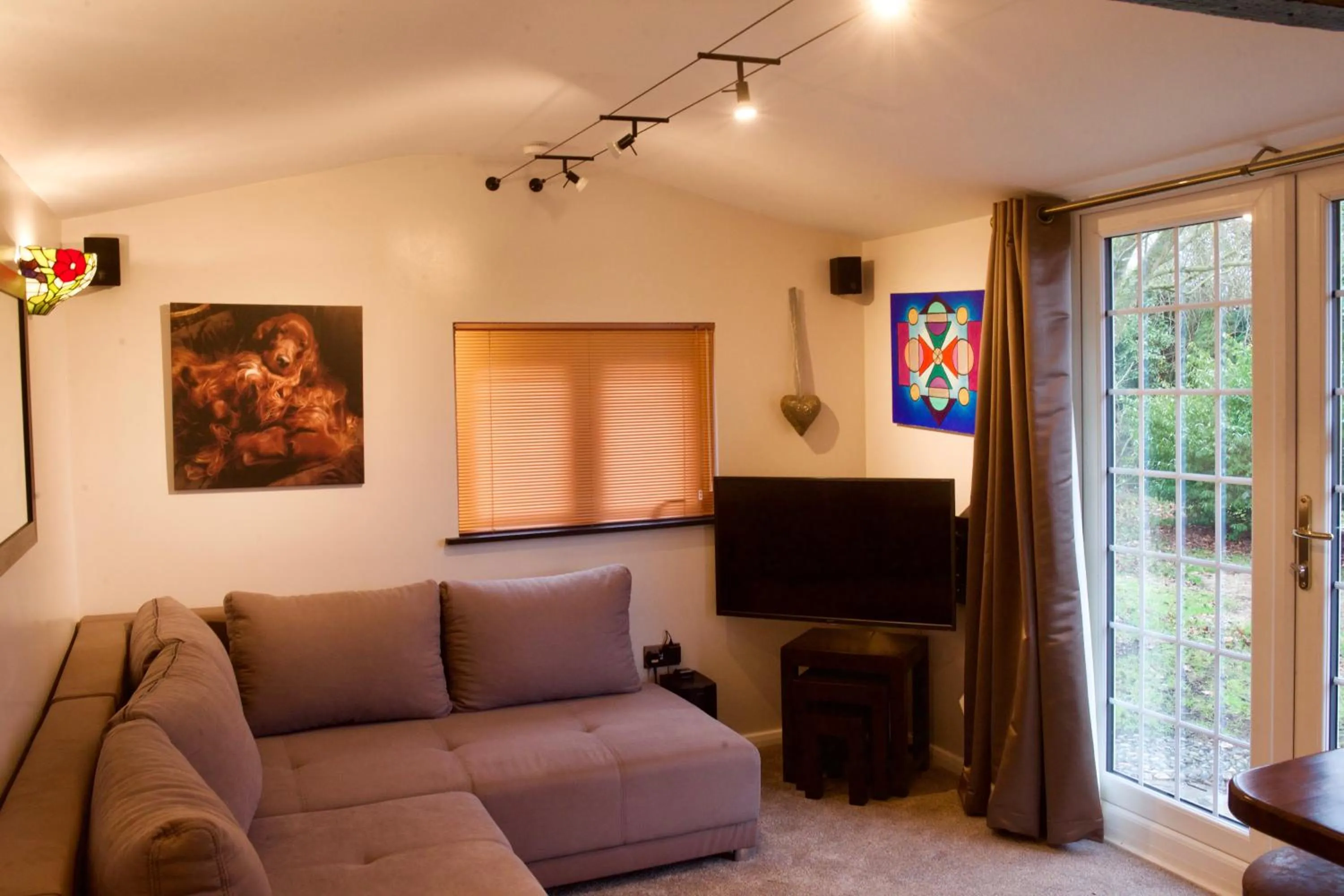 TV and multimedia in Luxurious Rural Cabin with Hot Tub