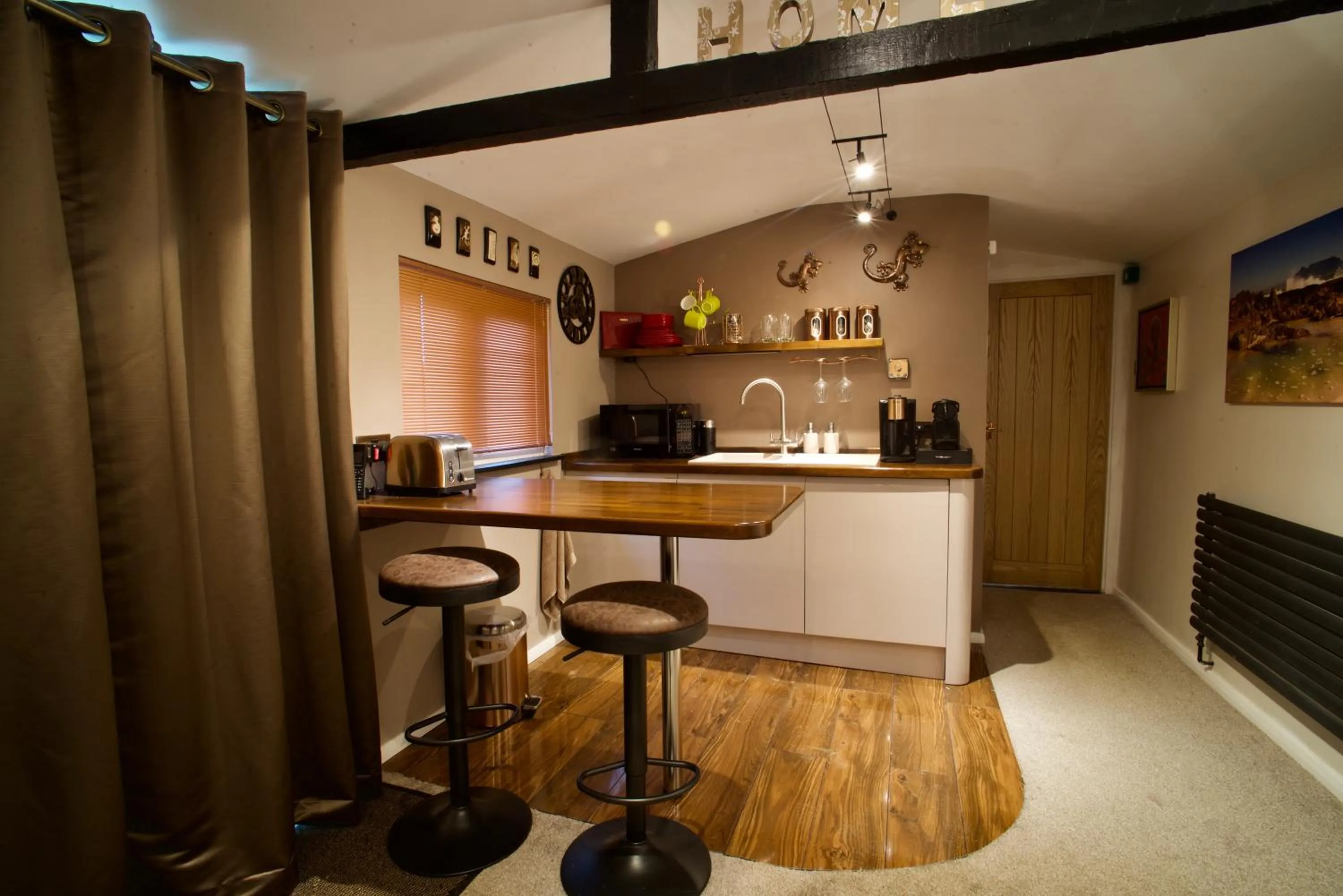 Coffee/tea facilities in Luxurious Rural Cabin with Hot Tub