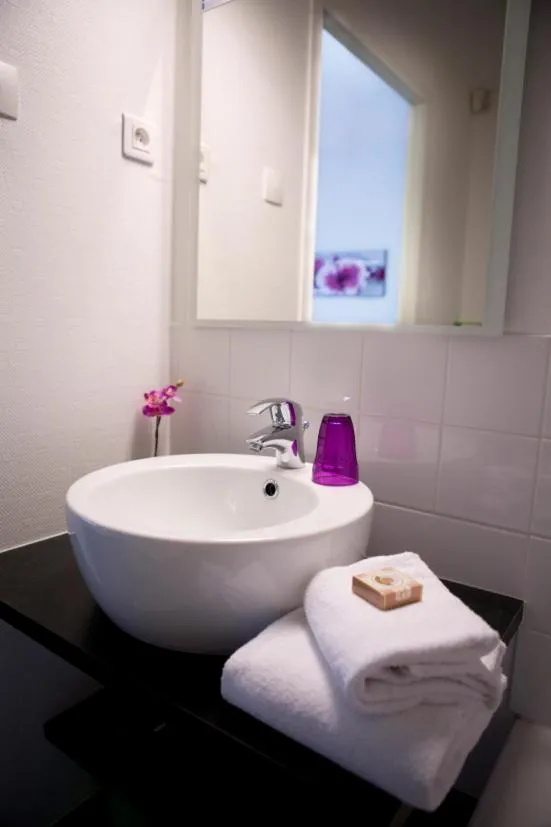 Bathroom in Hôtel Anaïade, The Originals City, Saint-Nazaire Pornichet