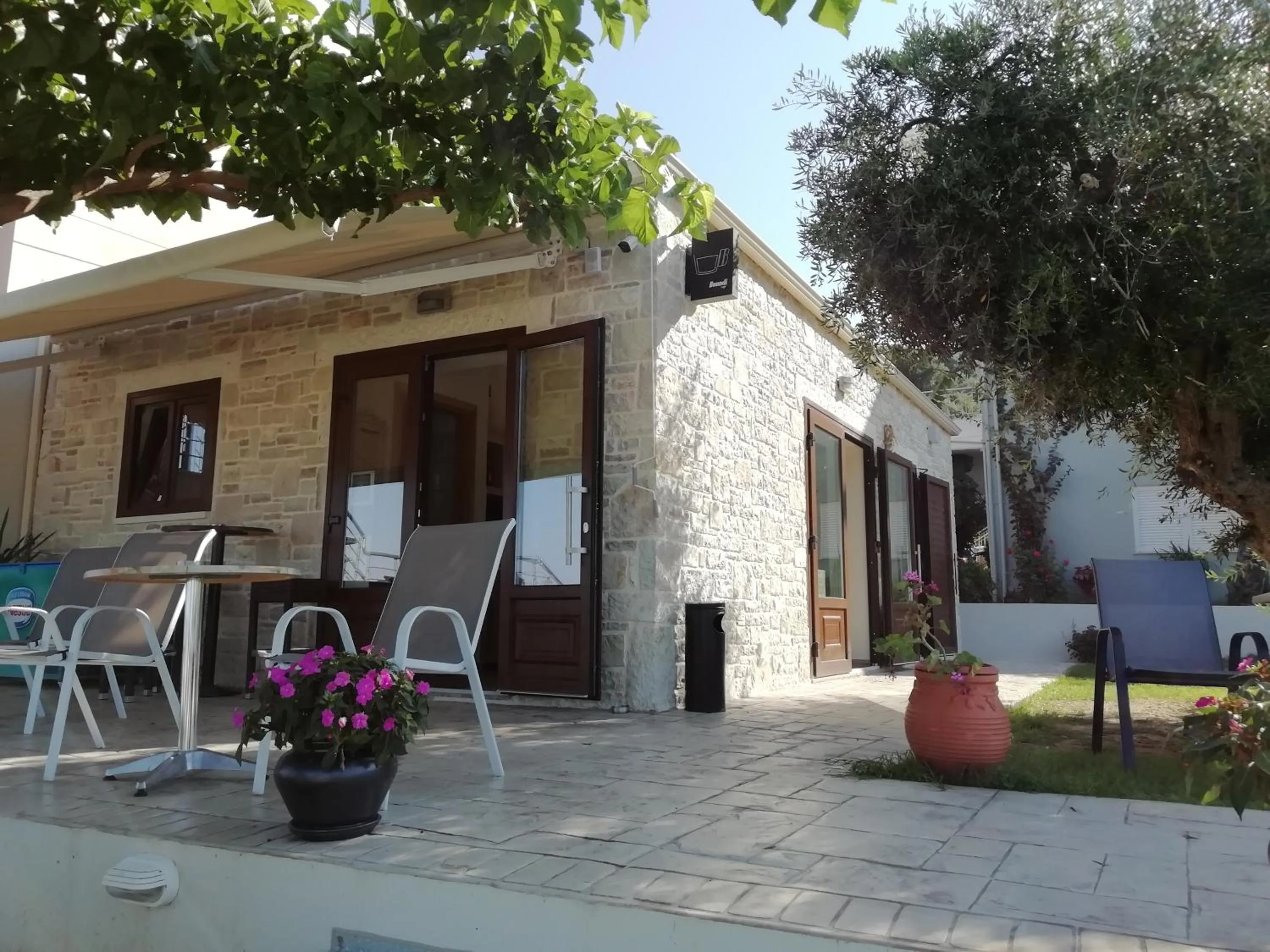 Property building in Studios Magda