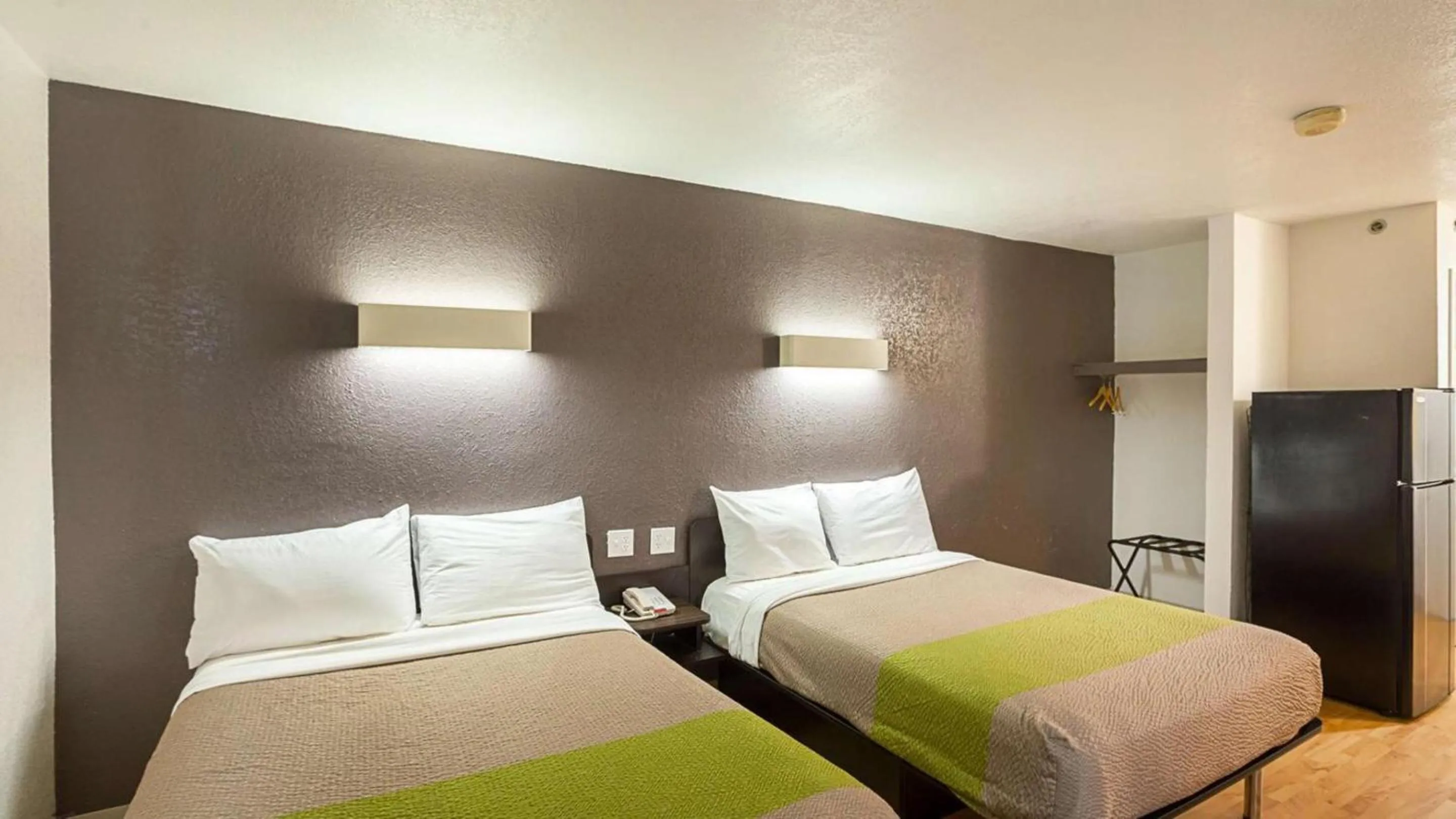 Bedroom, Bed in Studio 6-Fort Worth, TX - West Medical Center