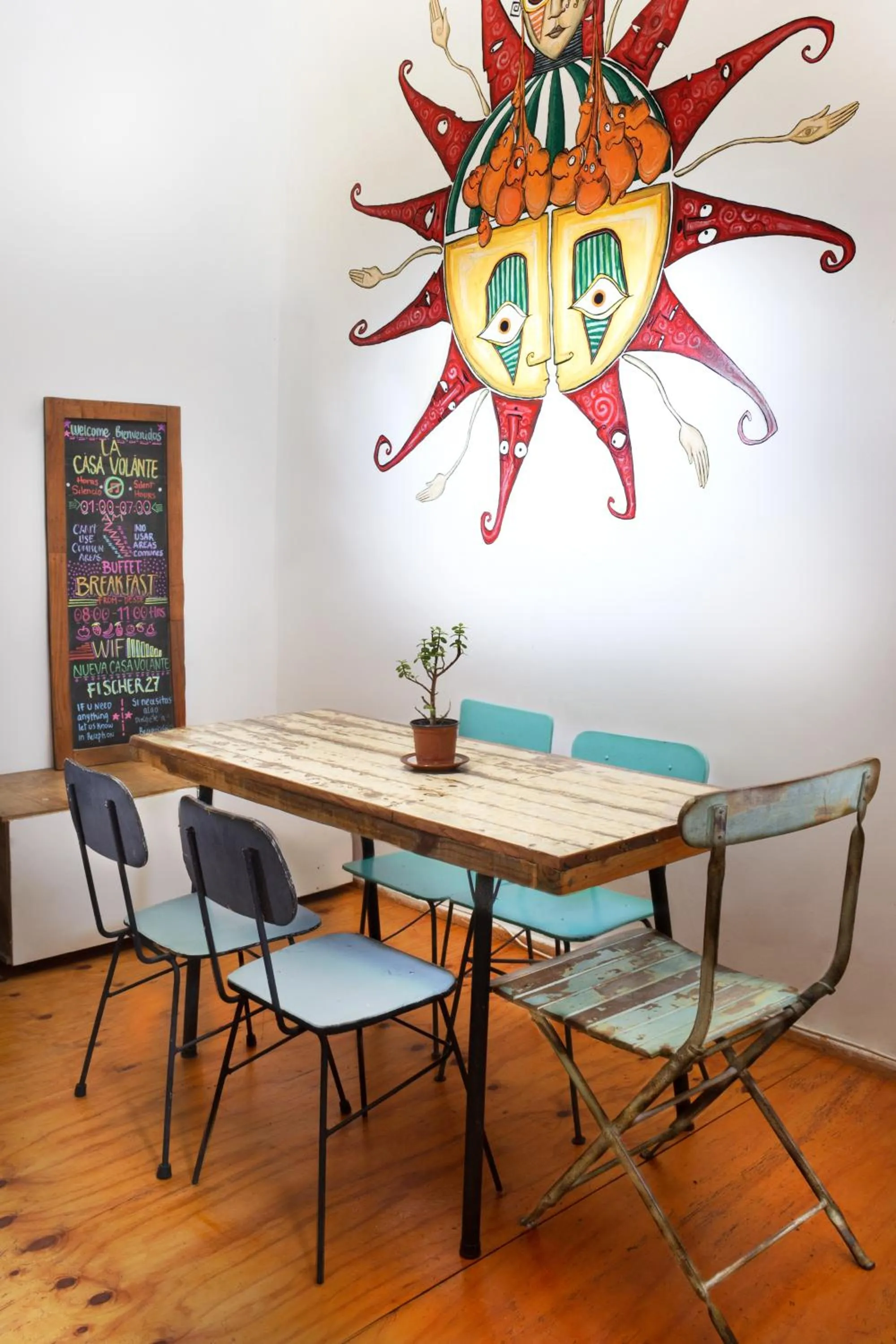 Dining area in Casa Volante Hostal