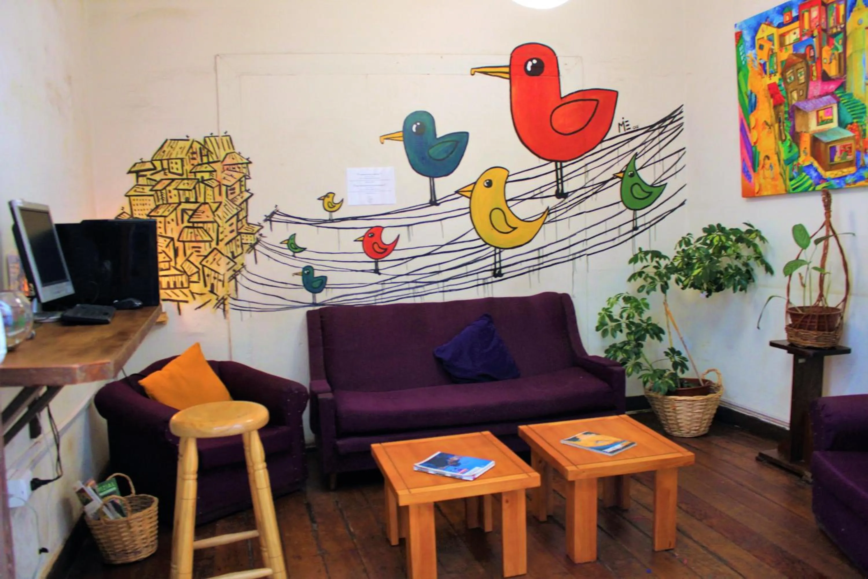 Communal lounge/ TV room in Casa Volante Hostal