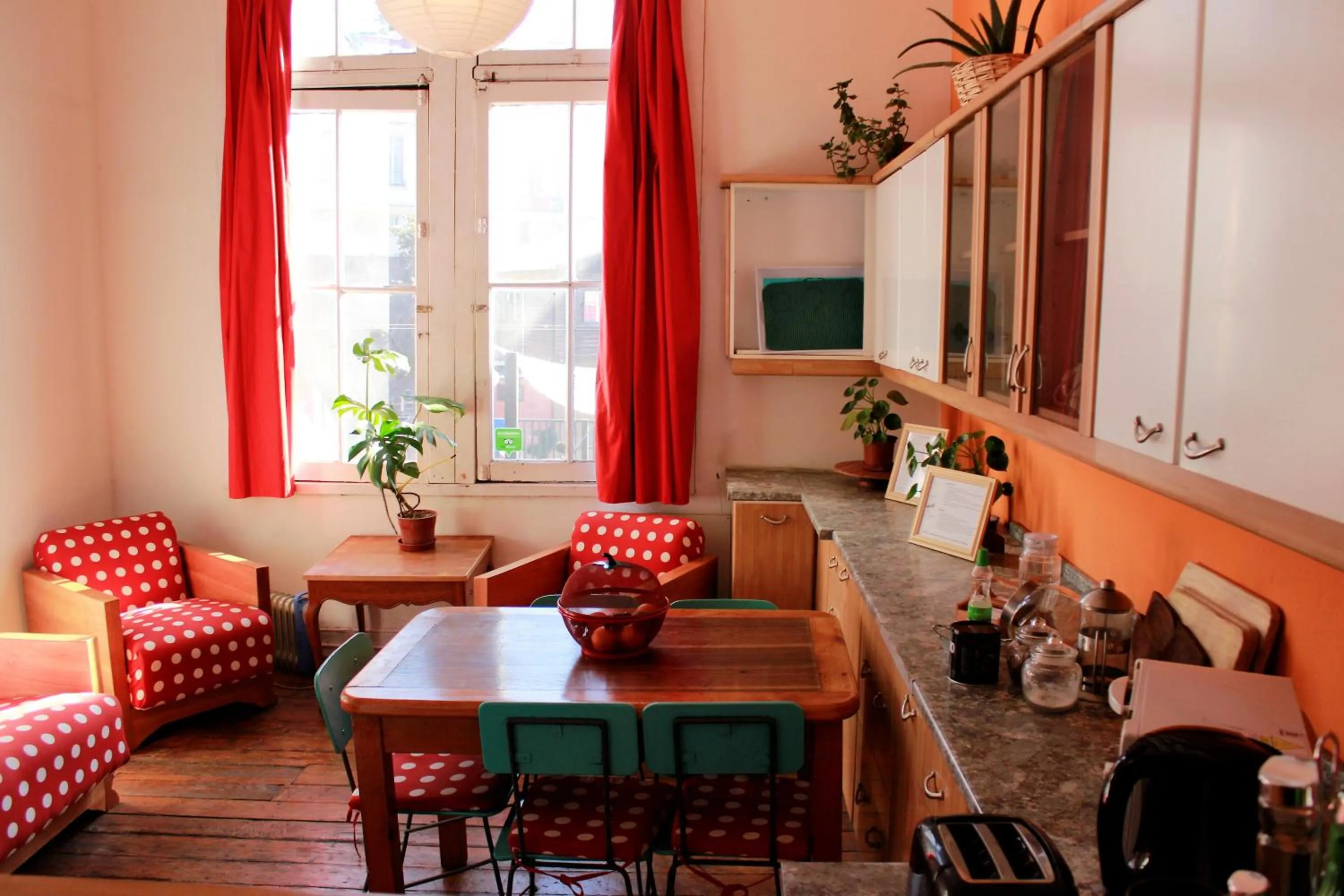 Communal lounge/ TV room in Casa Volante Hostal