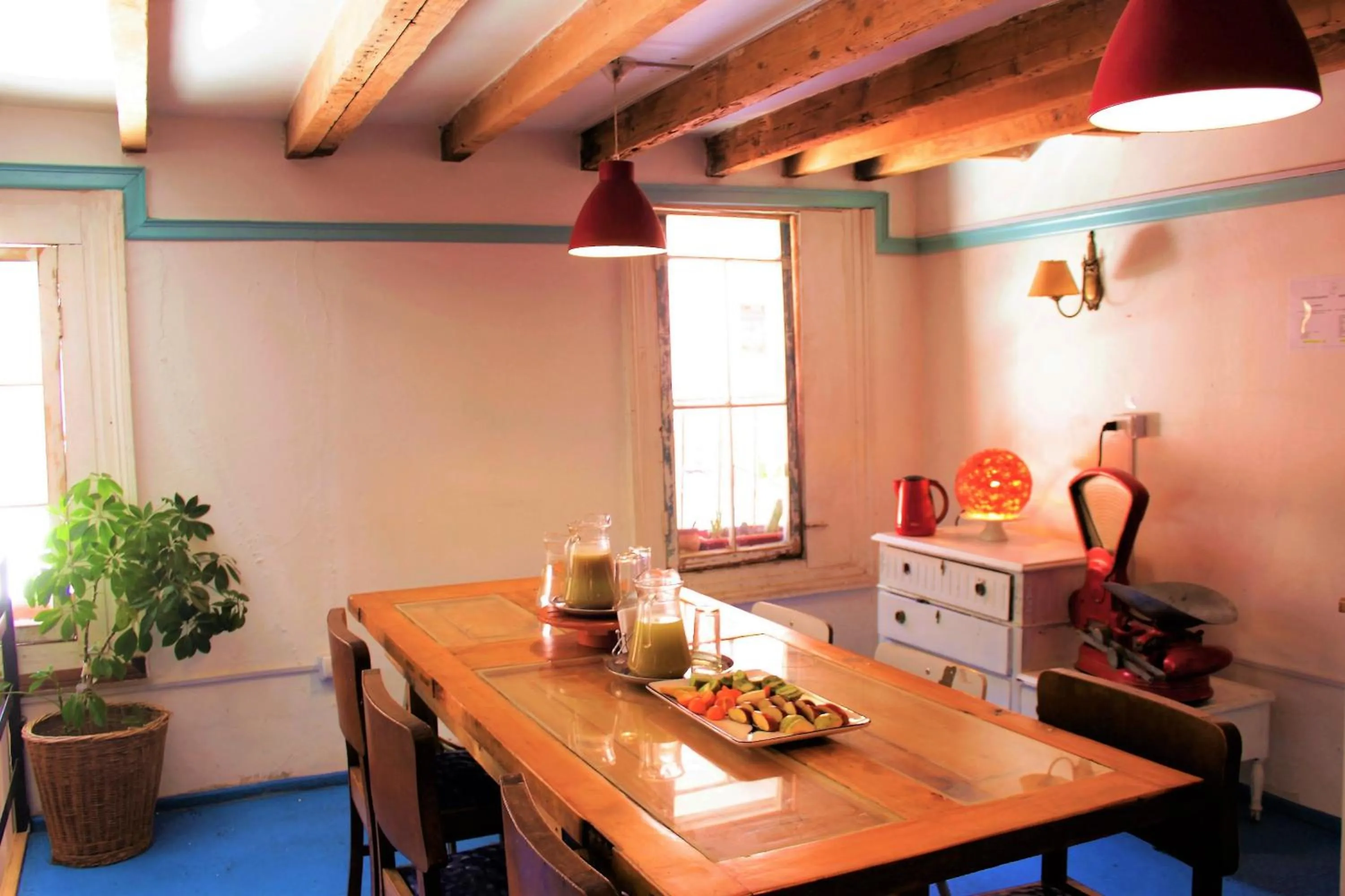 Communal kitchen in Casa Volante Hostal